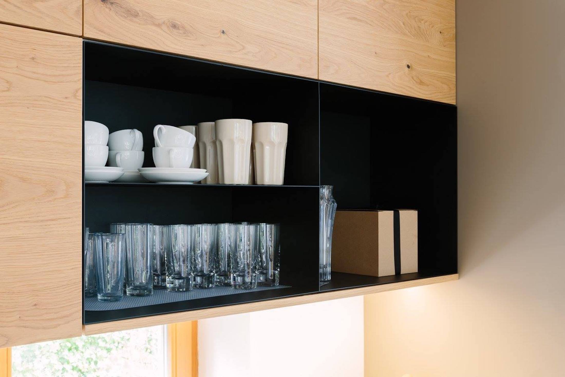 Schody uprostřed obývacího pokoje