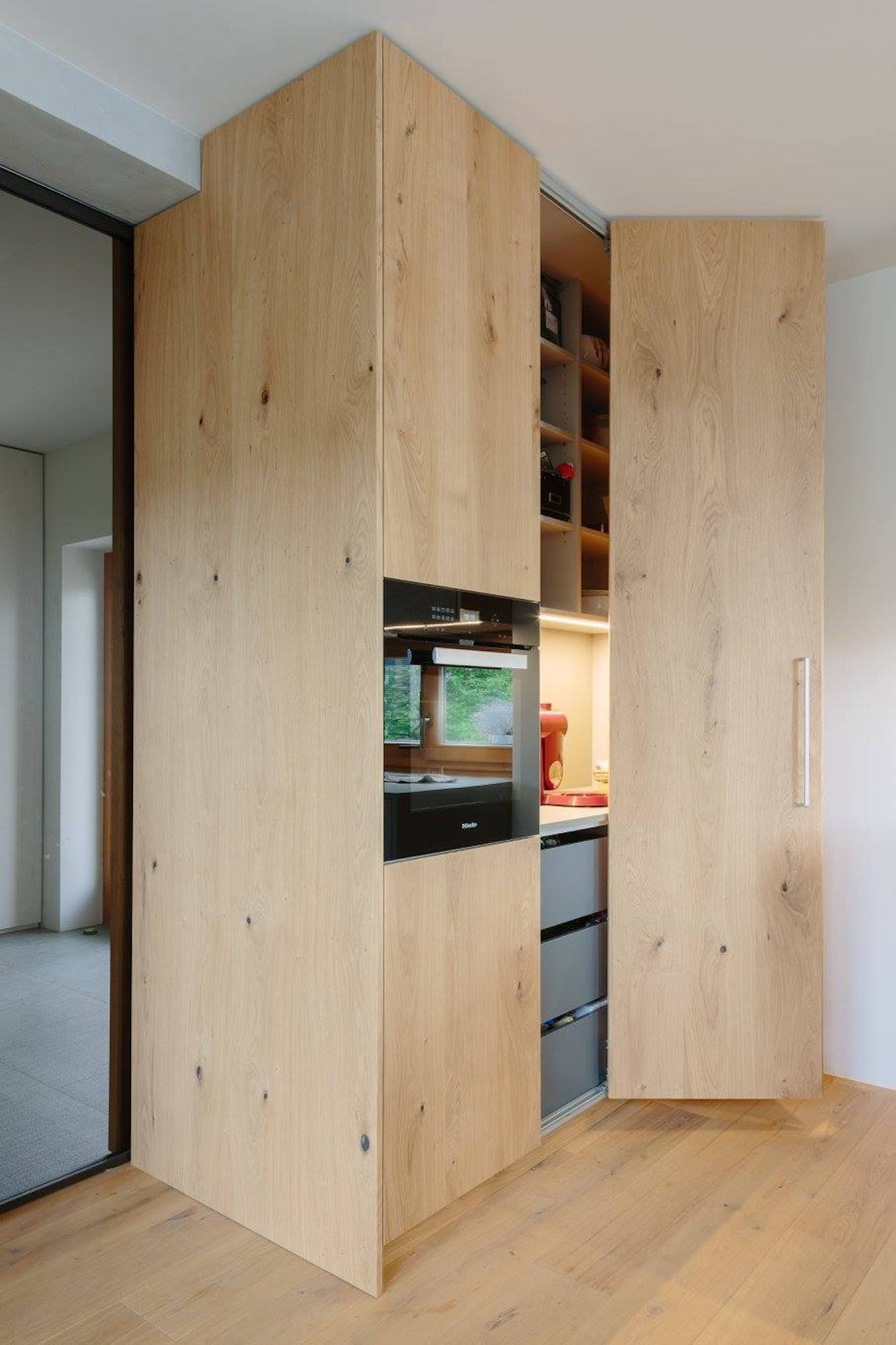 Schody uprostřed obývacího pokoje