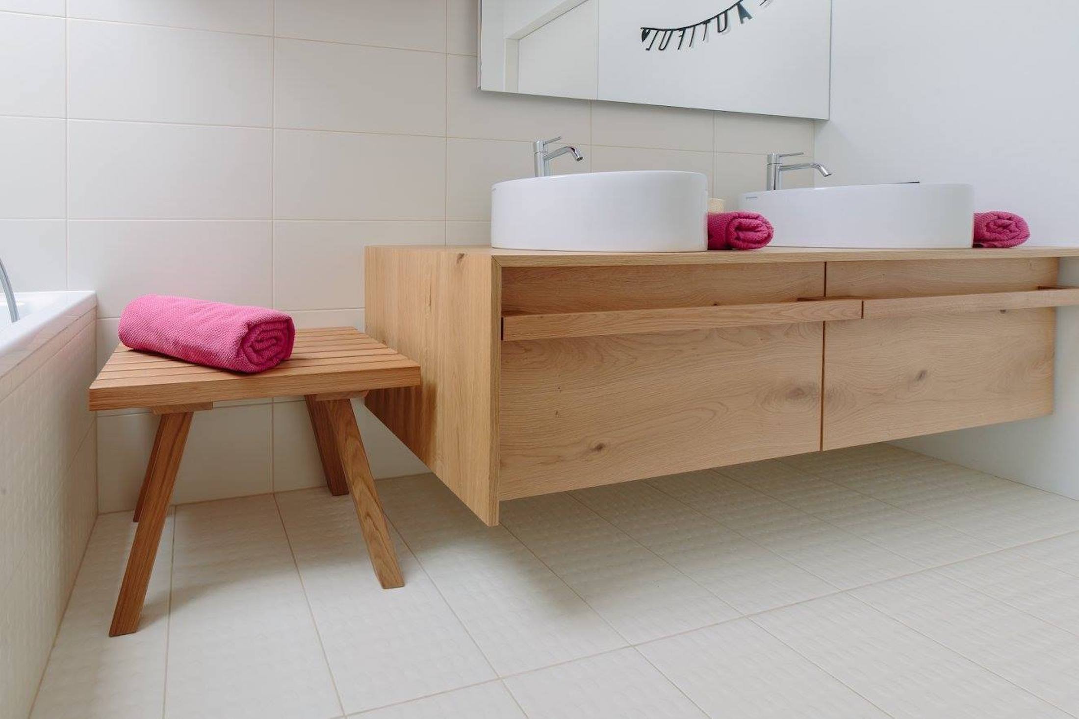 Schody uprostřed obývacího pokoje