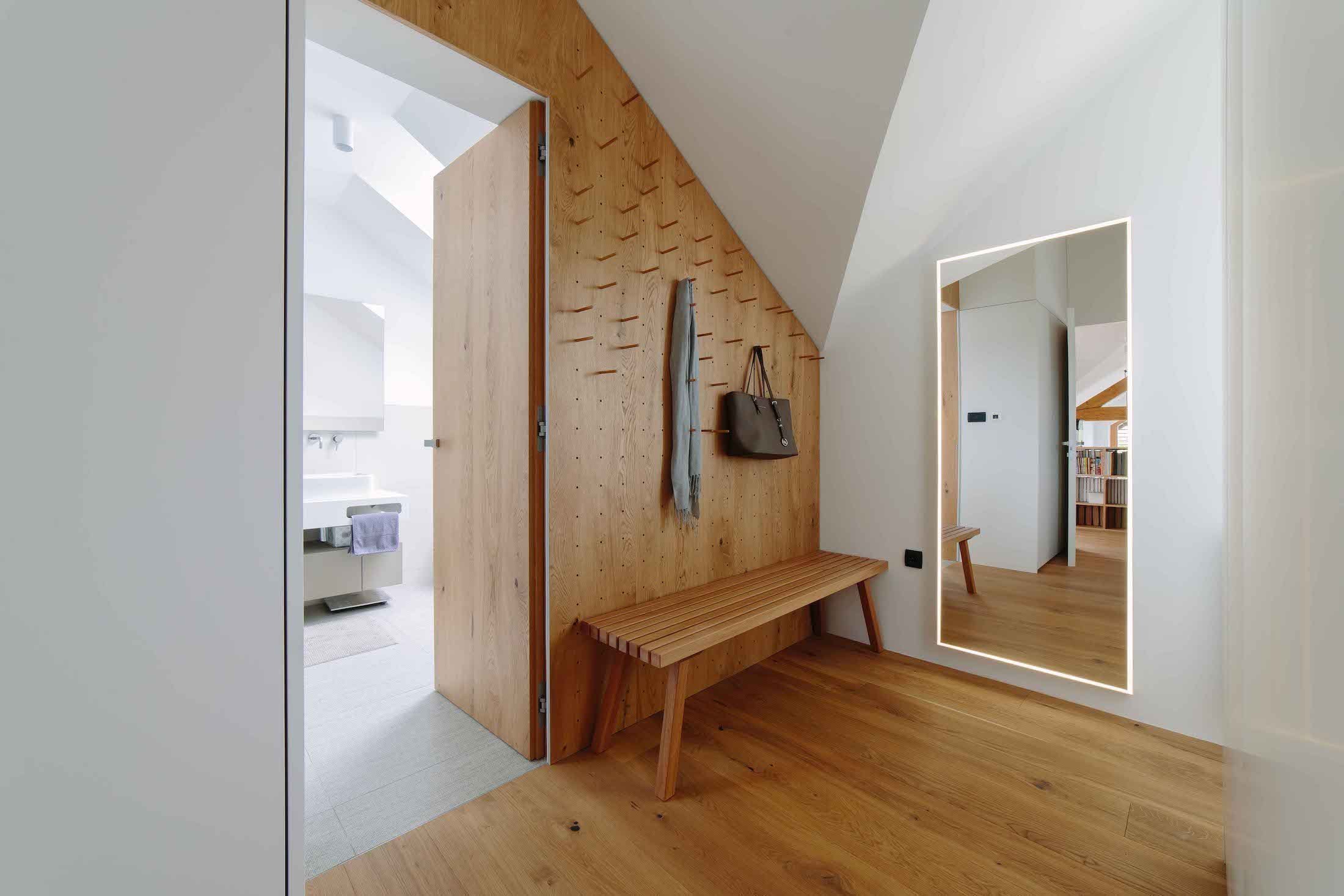 Schody uprostřed obývacího pokoje