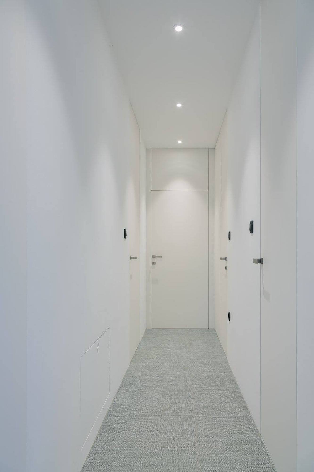 Schody uprostřed obývacího pokoje