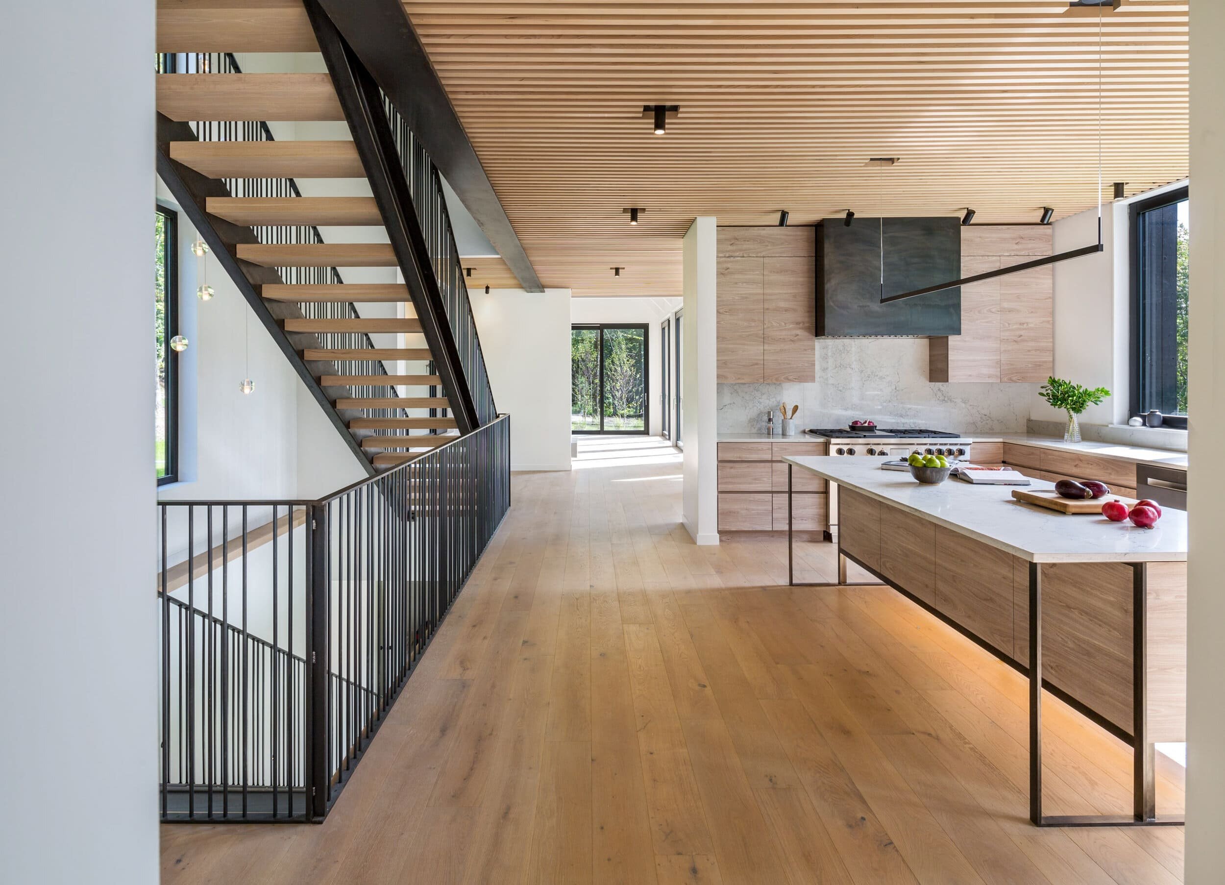 Venkovský dům na svahu obklopený lesem