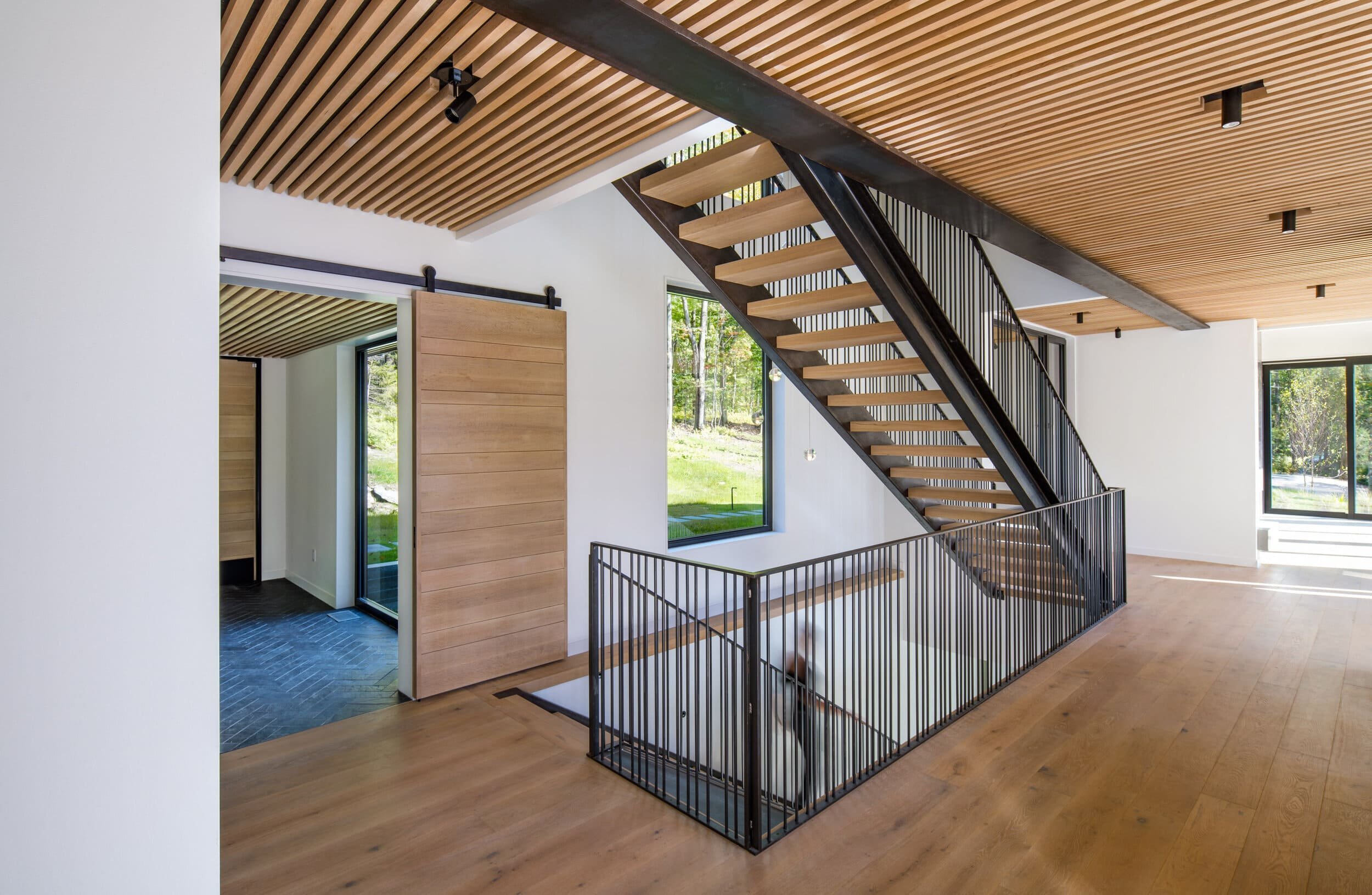 Venkovský dům na svahu obklopený lesem