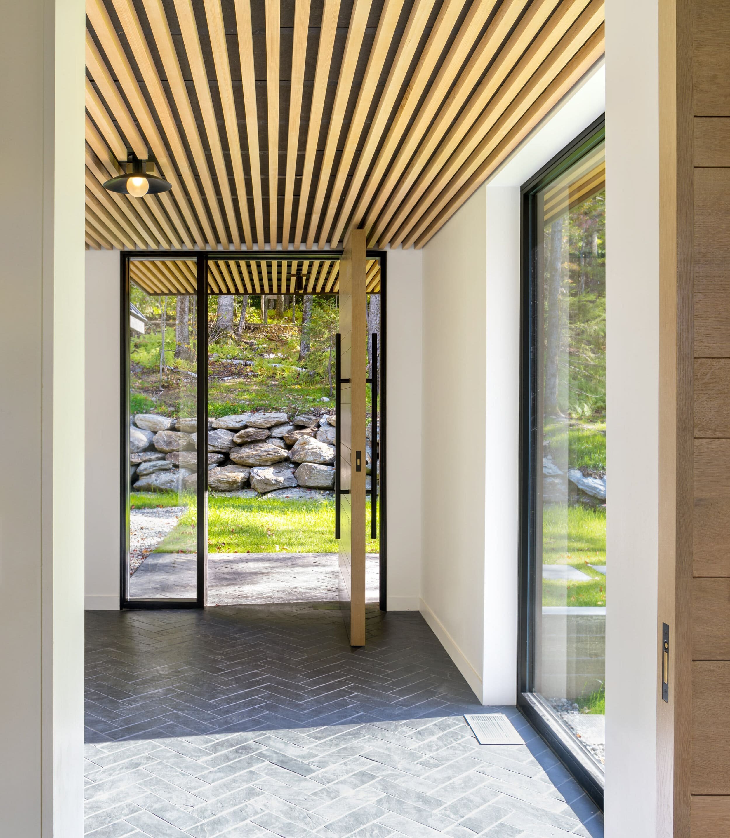 Venkovský dům na svahu obklopený lesem