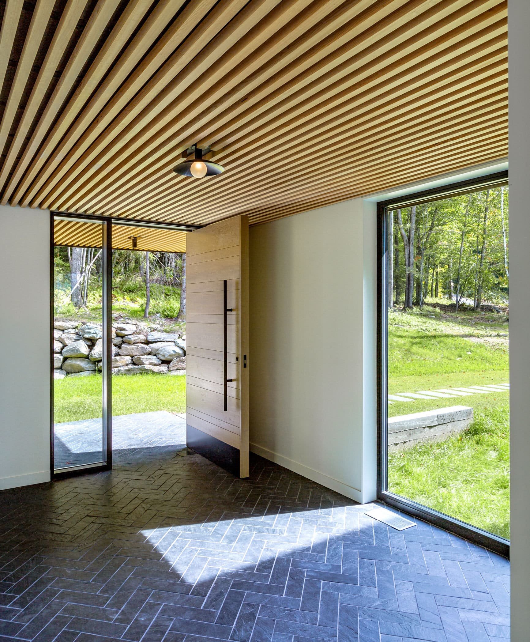 Venkovský dům na svahu obklopený lesem