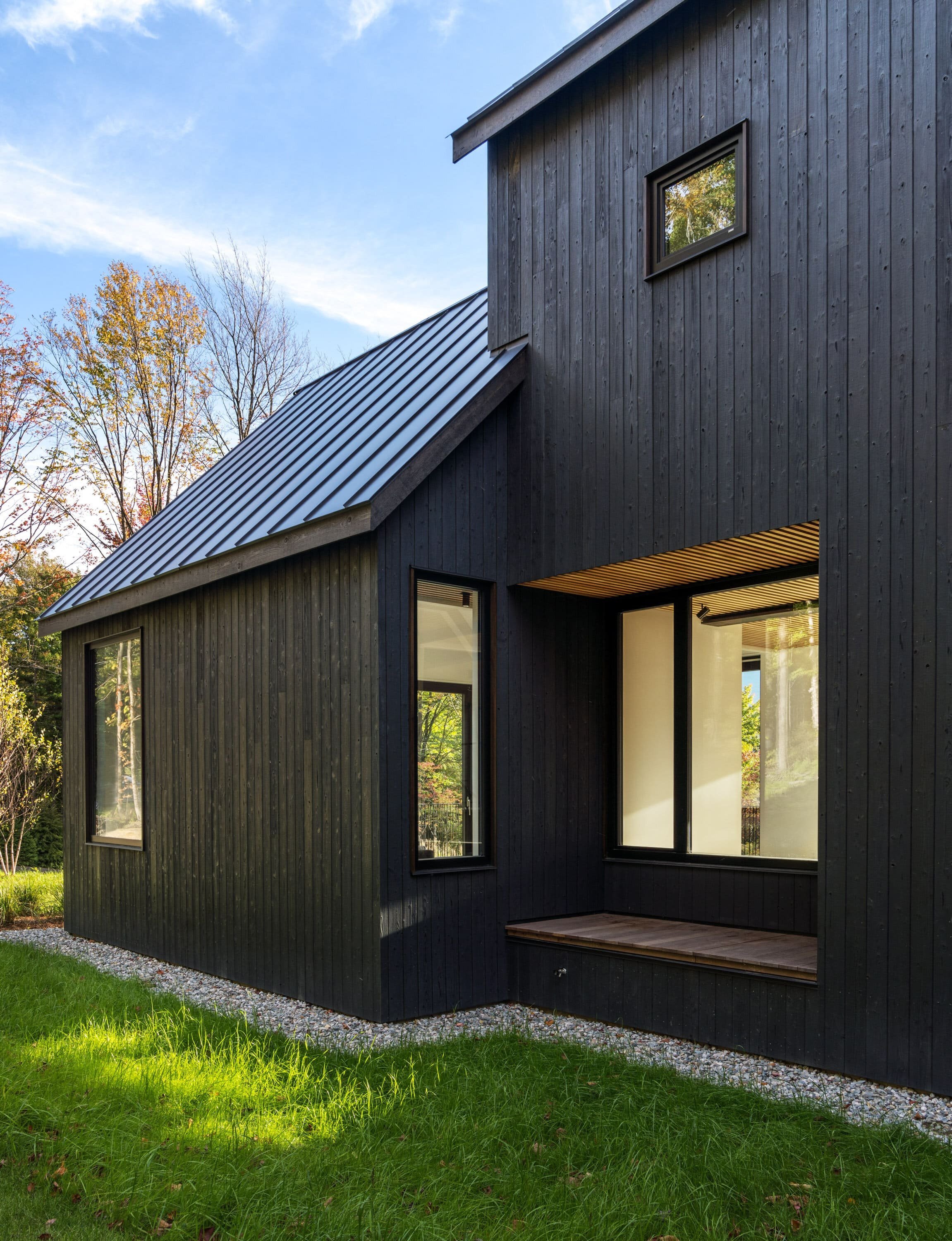 Venkovský dům na svahu obklopený lesem