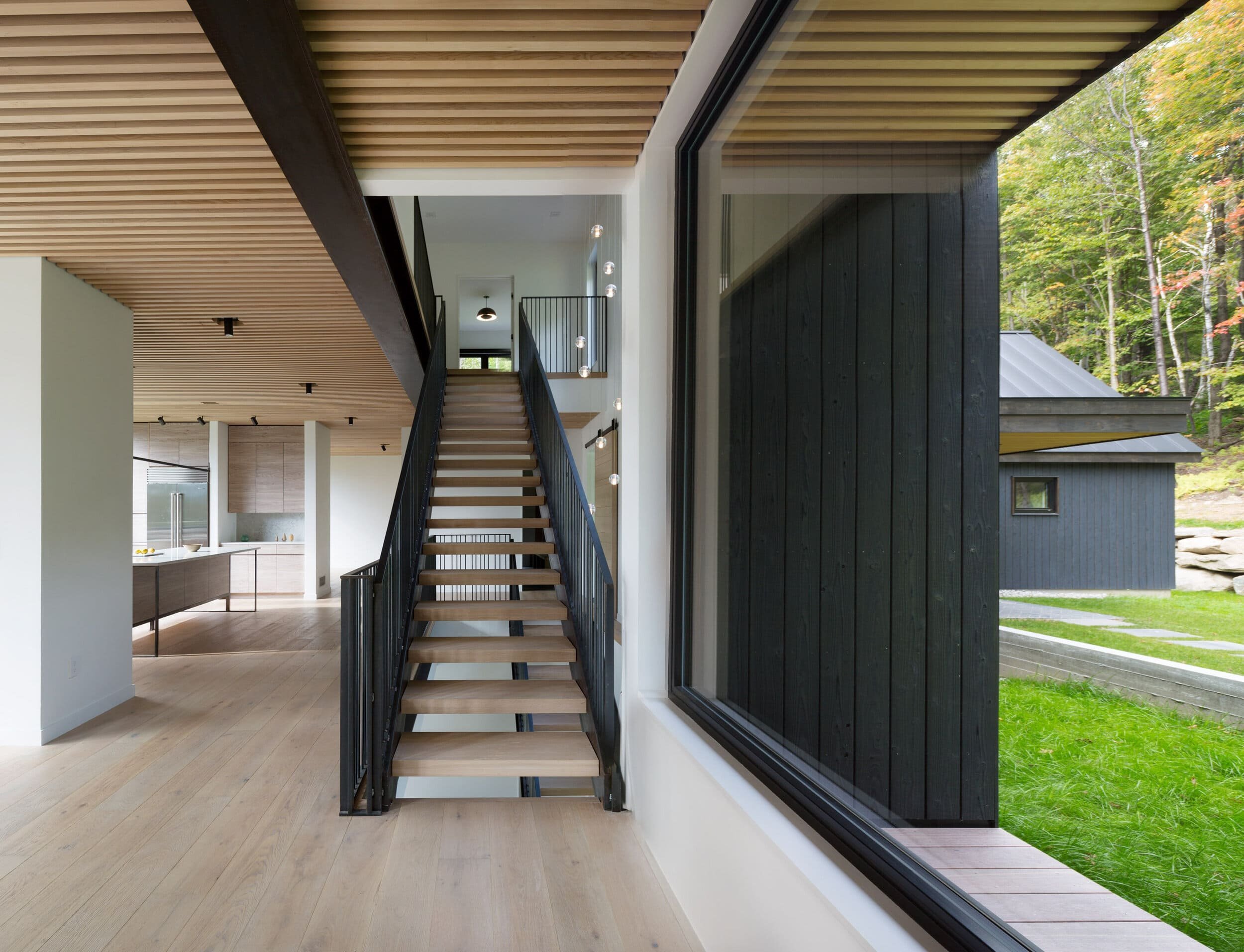 Venkovský dům na svahu obklopený lesem