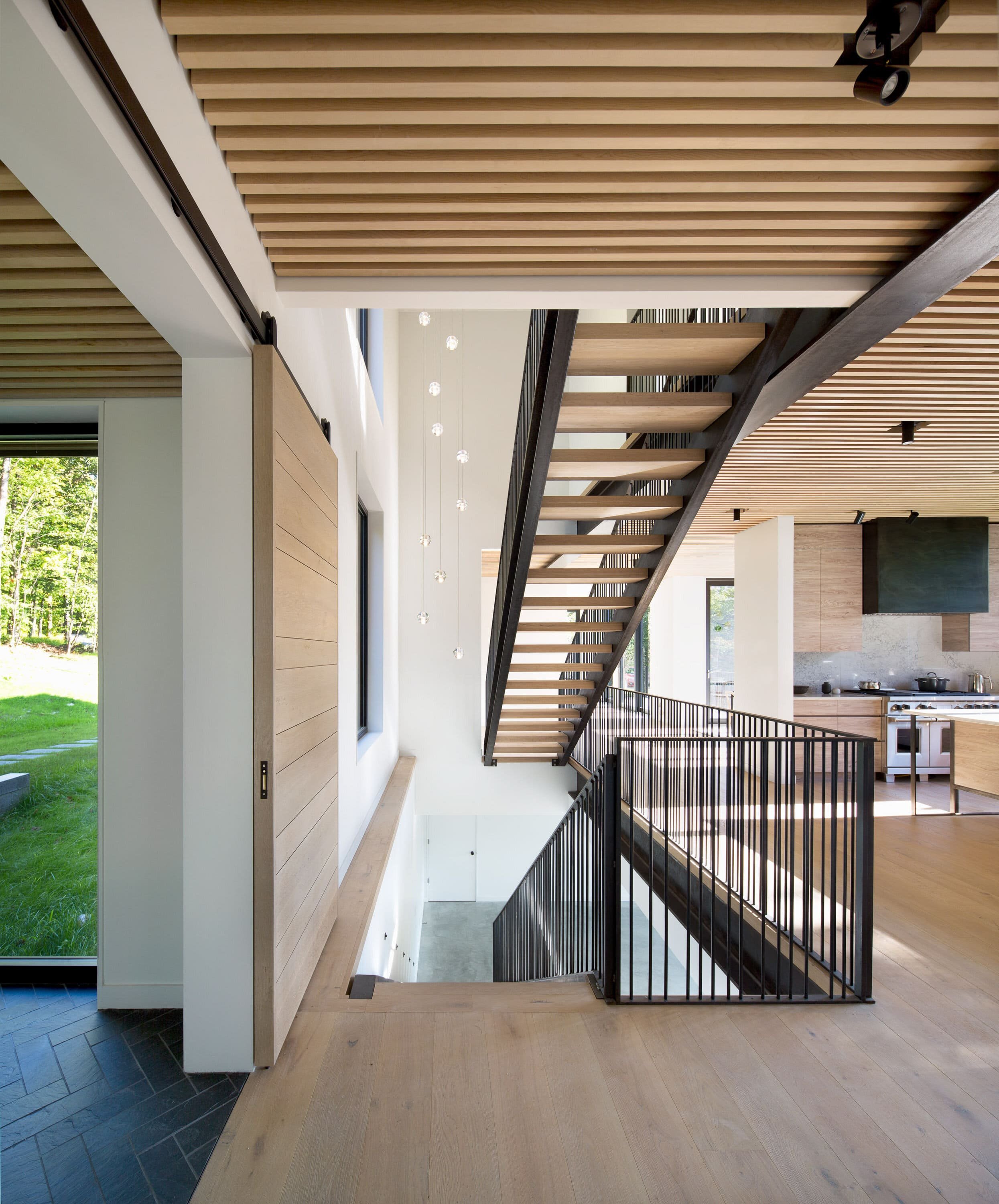 Venkovský dům na svahu obklopený lesem