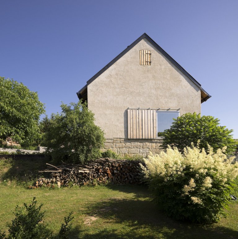 Ze staré stodoly je moderní chalupa k rekreaci