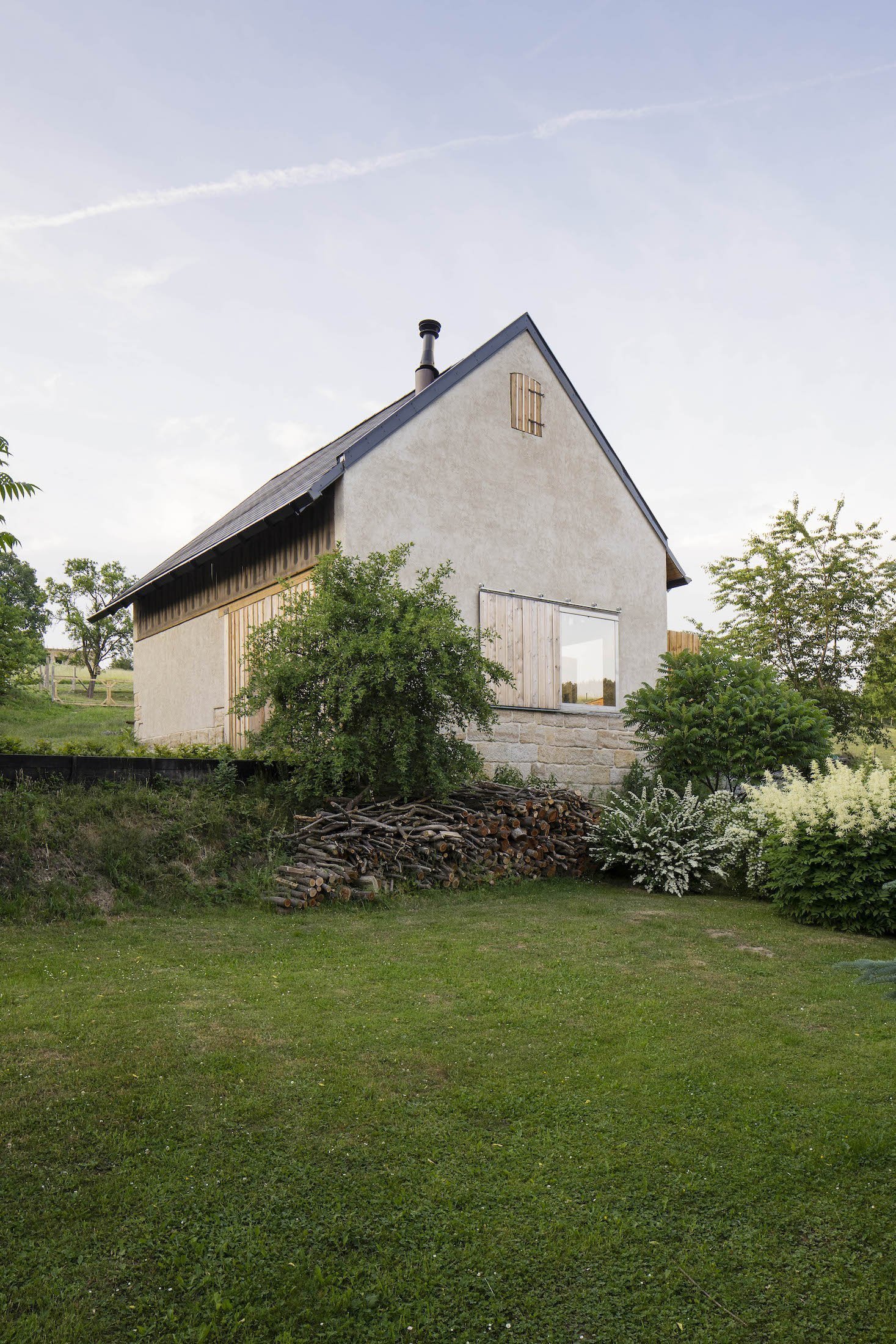 Ze staré stodoly je moderní chalupa k rekreaci