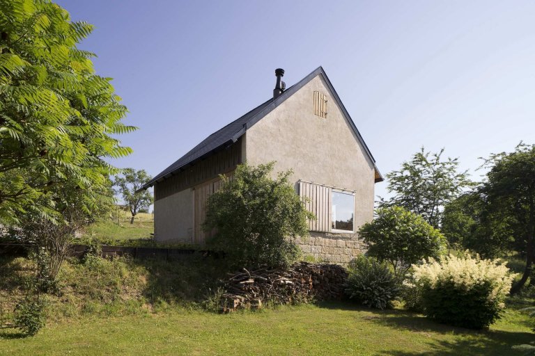 Ze staré stodoly je moderní chalupa k rekreaci