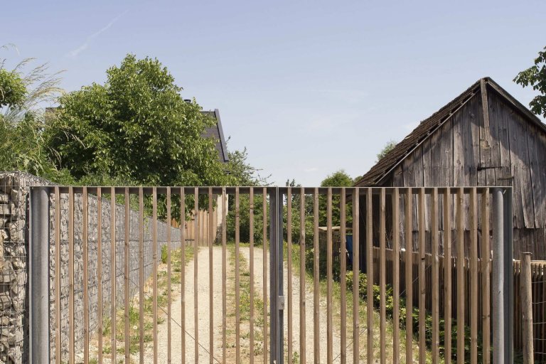 Ze staré stodoly je moderní chalupa k rekreaci