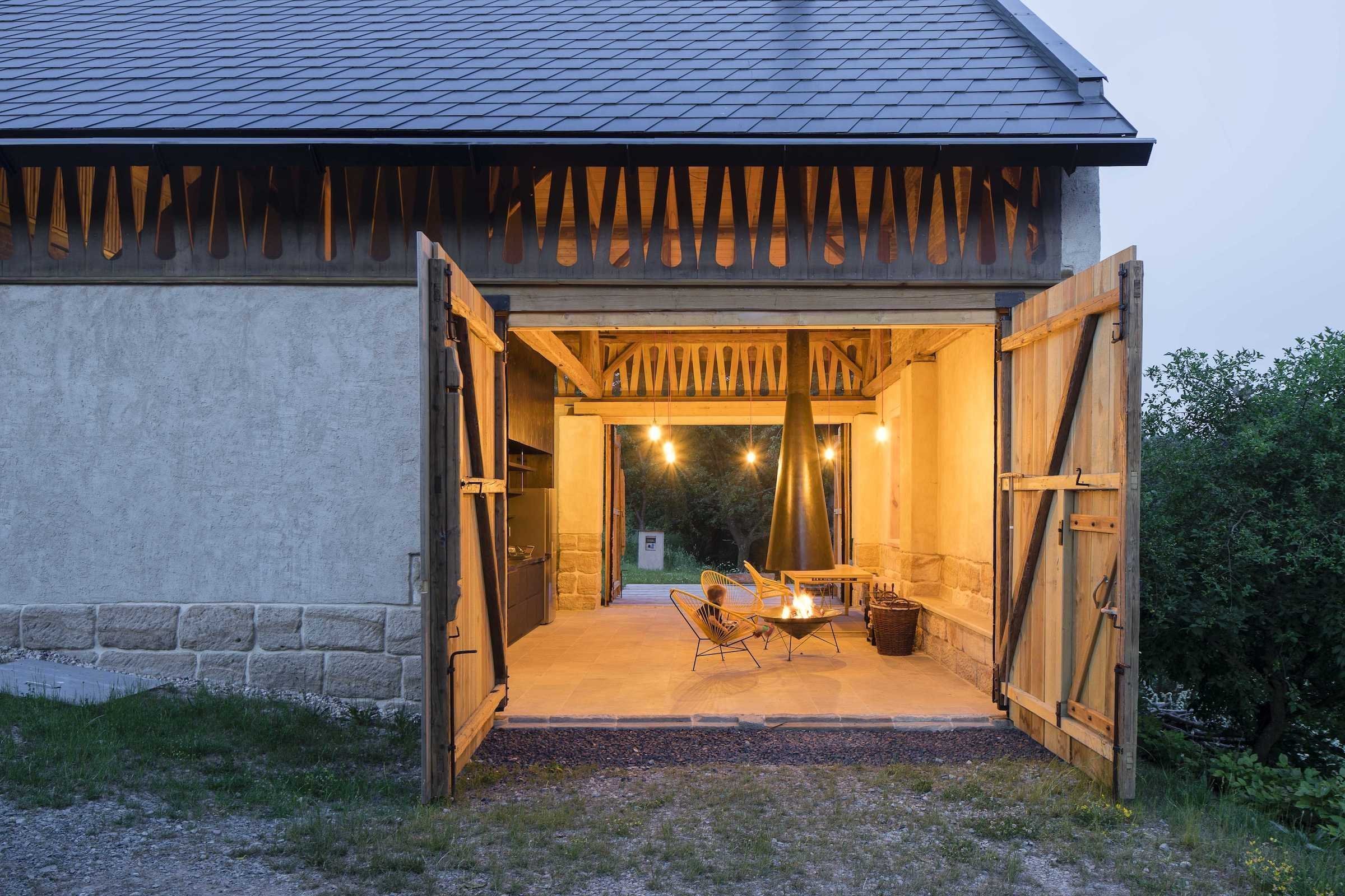 Ze staré stodoly je moderní chalupa k rekreaci