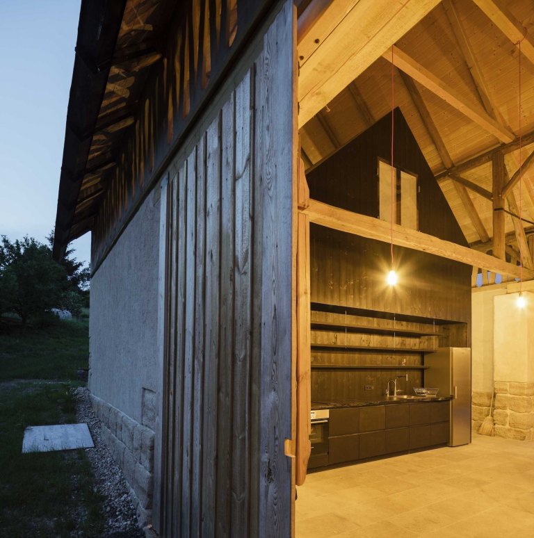 Ze staré stodoly je moderní chalupa k rekreaci