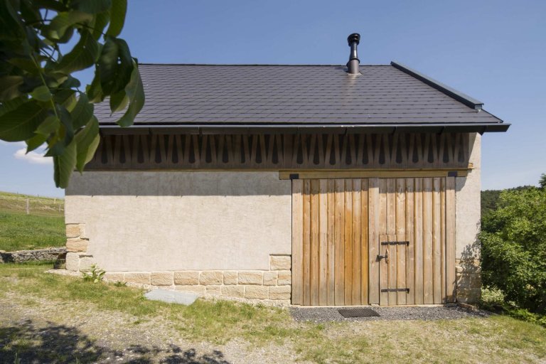 Ze staré stodoly je moderní chalupa k rekreaci