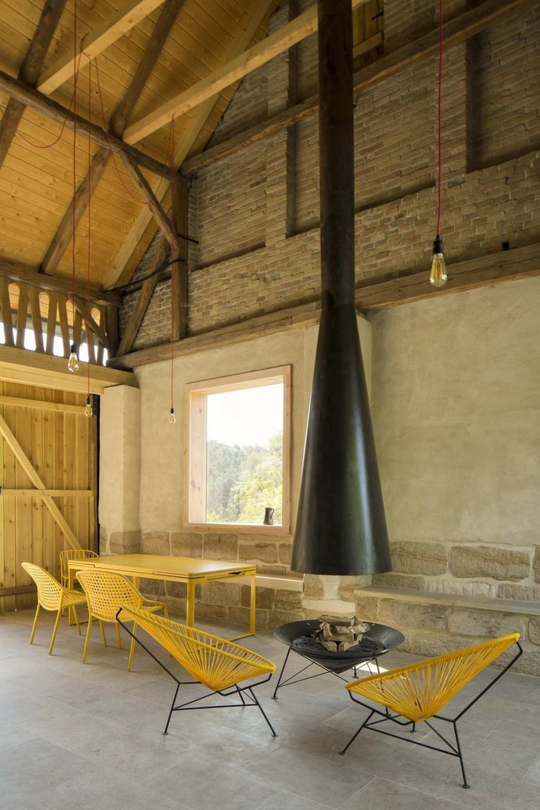 Ze staré stodoly je moderní chalupa k rekreaci