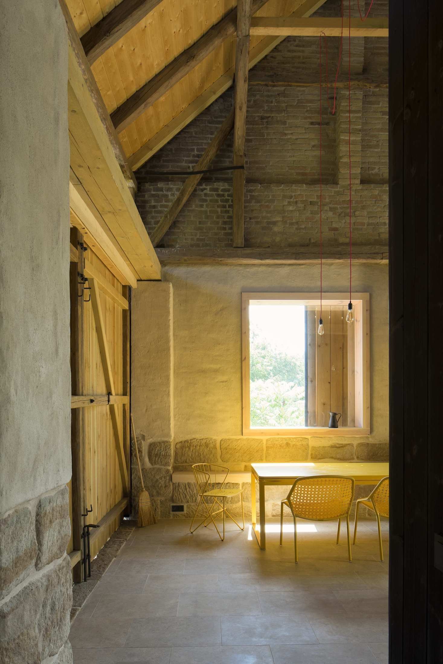 Ze staré stodoly je moderní chalupa k rekreaci