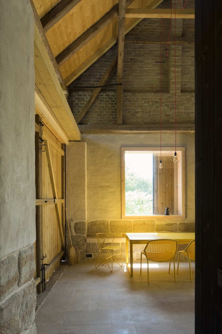 Ze staré stodoly je moderní chalupa k rekreaci