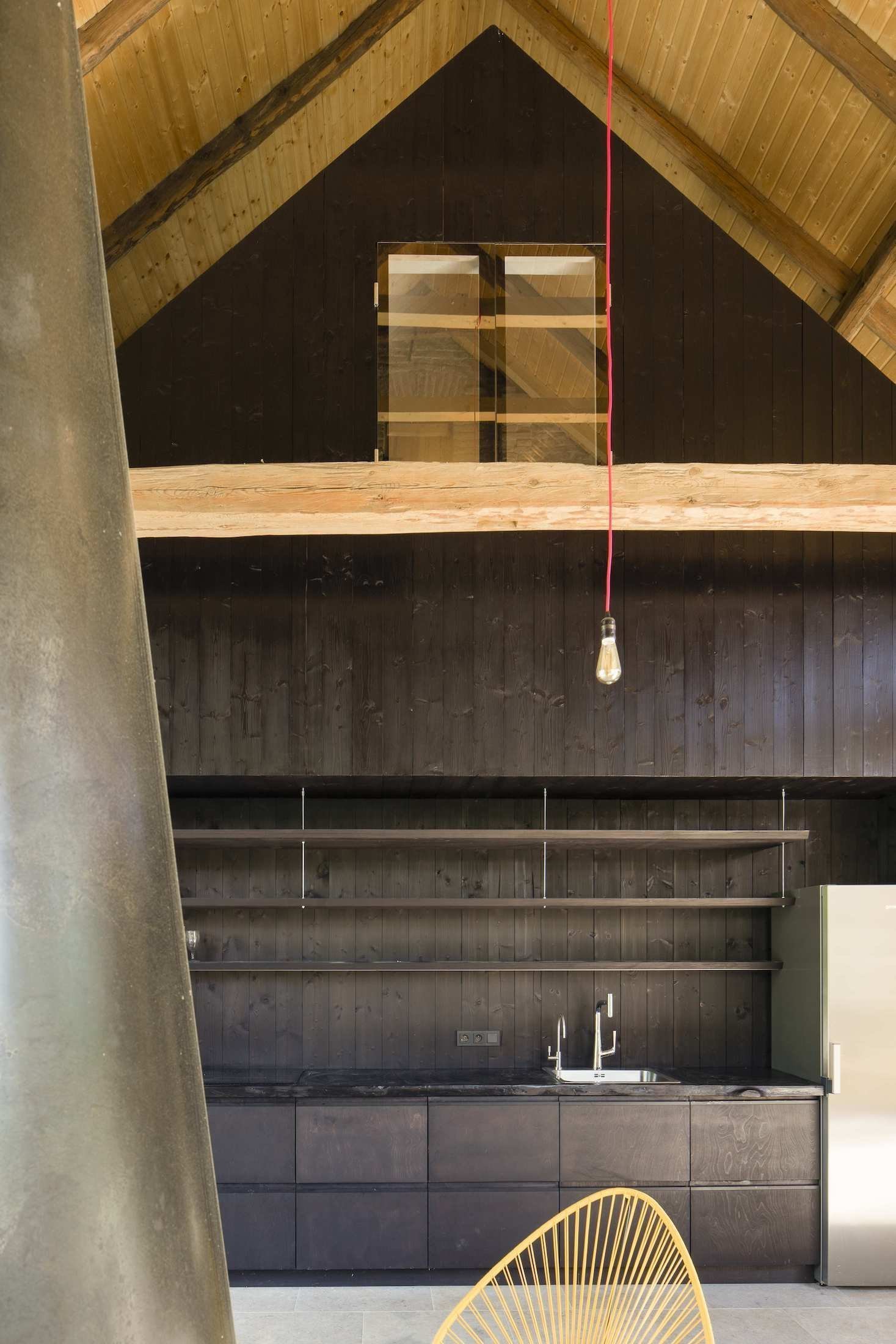 Ze staré stodoly je moderní chalupa k rekreaci