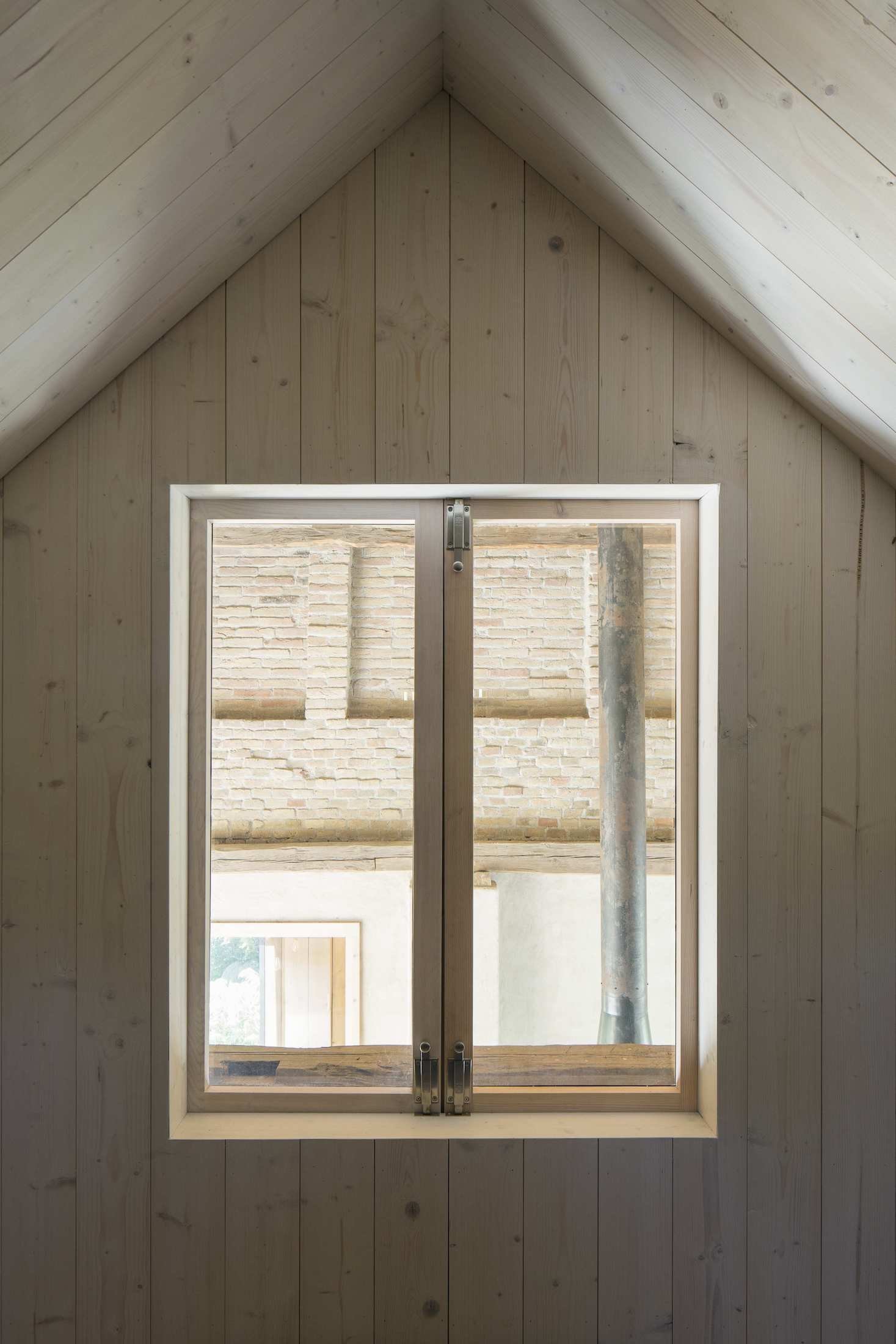 Ze staré stodoly je moderní chalupa k rekreaci