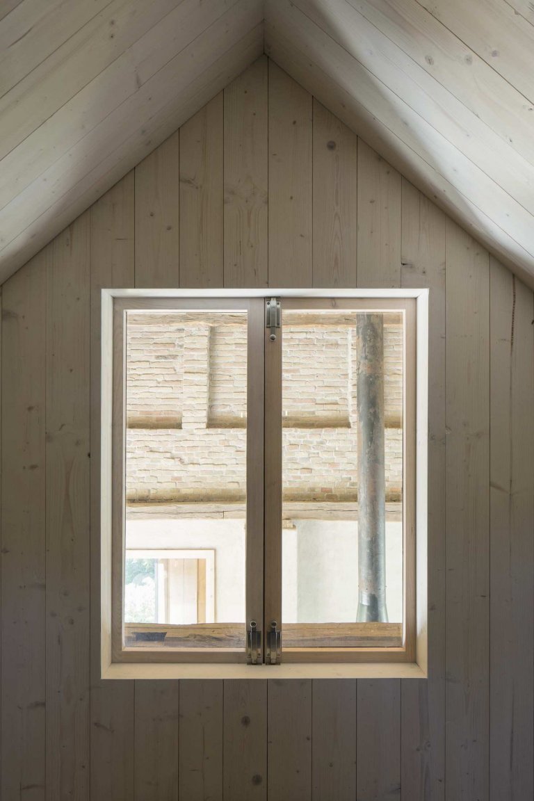 Ze staré stodoly je moderní chalupa k rekreaci