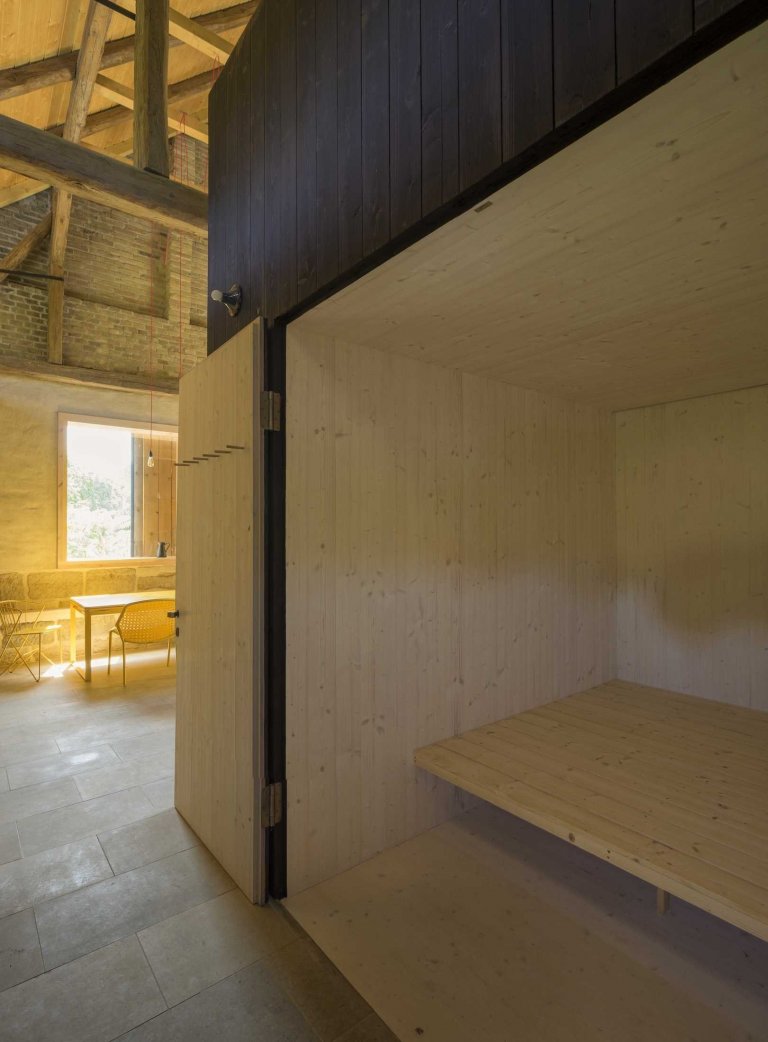 Ze staré stodoly je moderní chalupa k rekreaci