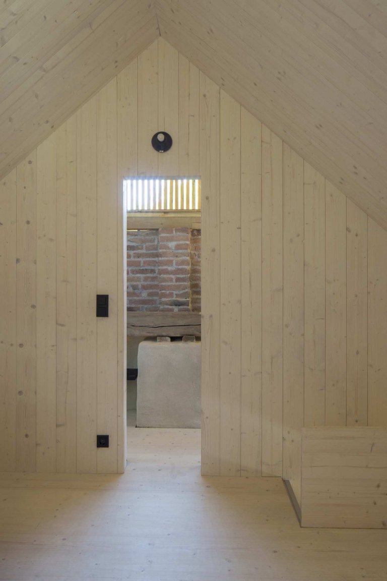 Ze staré stodoly je moderní chalupa k rekreaci