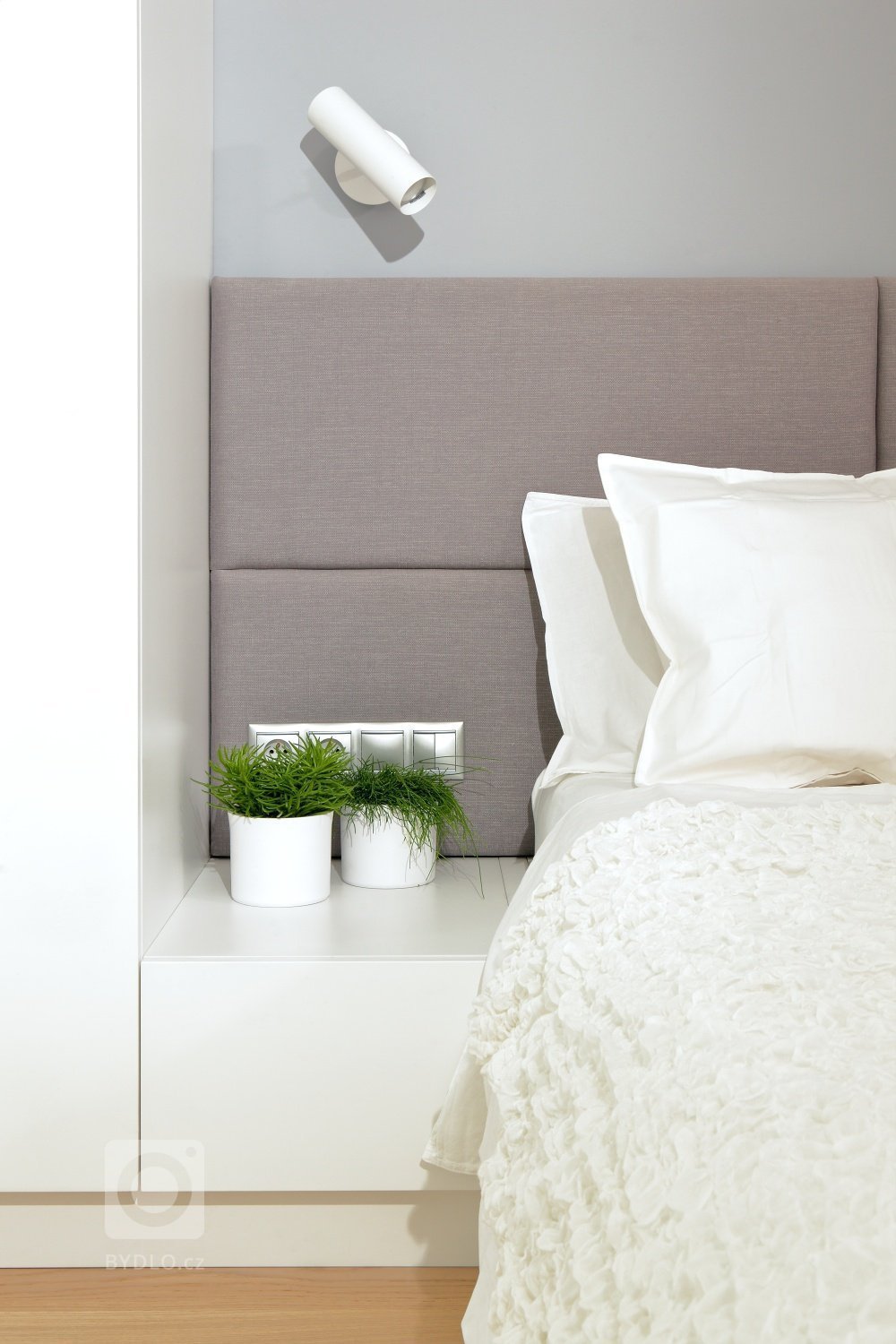 ložnice - detailní pohled na čelo postele s nočním stolkem