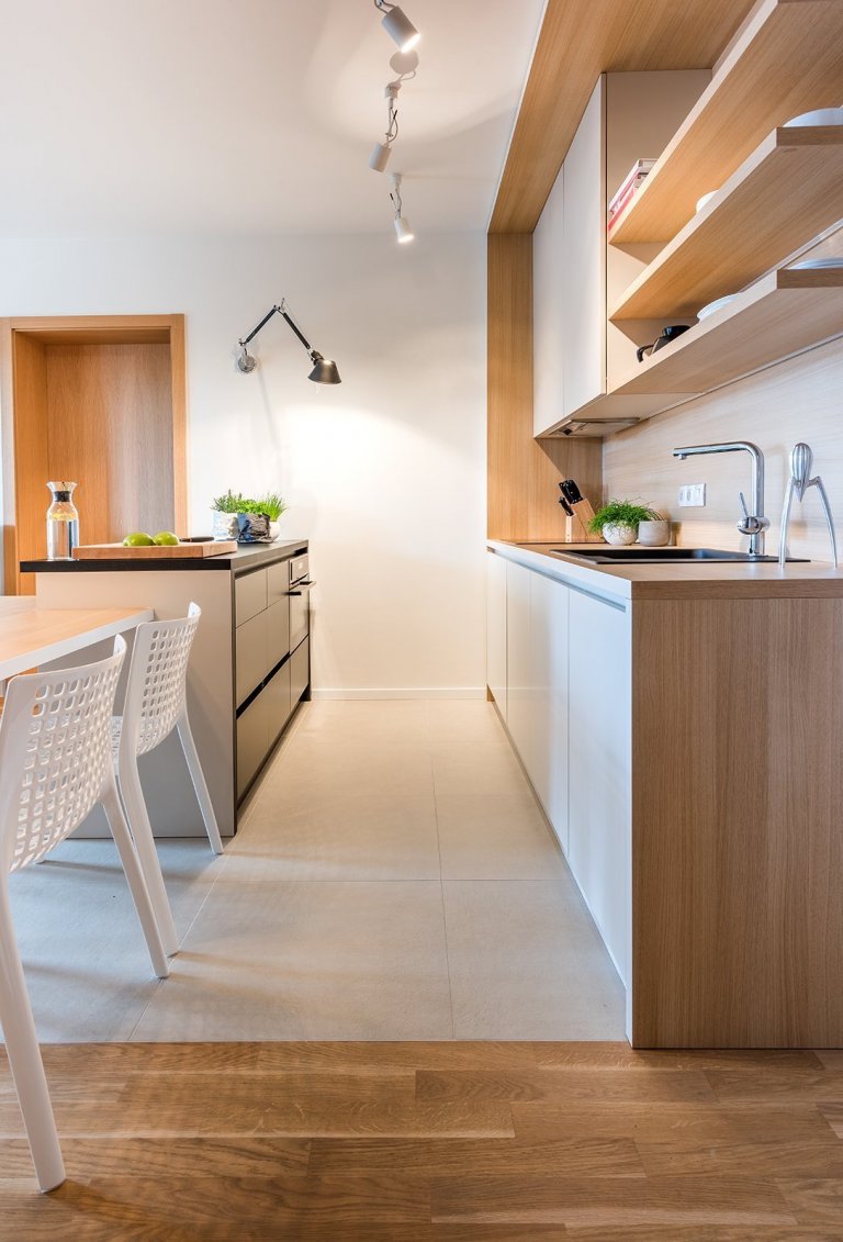 pohled mezi kuchyňskou linkou a ostrůvkem