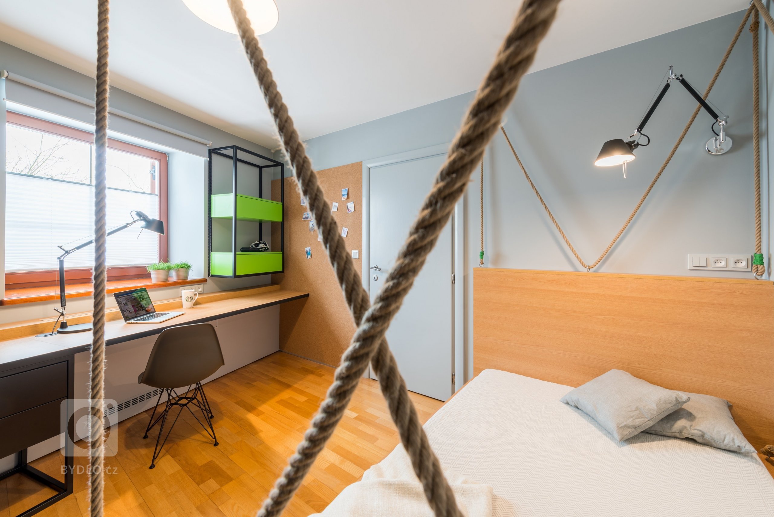 pokoj pro nejstaršího sourozence - pohled od skříně