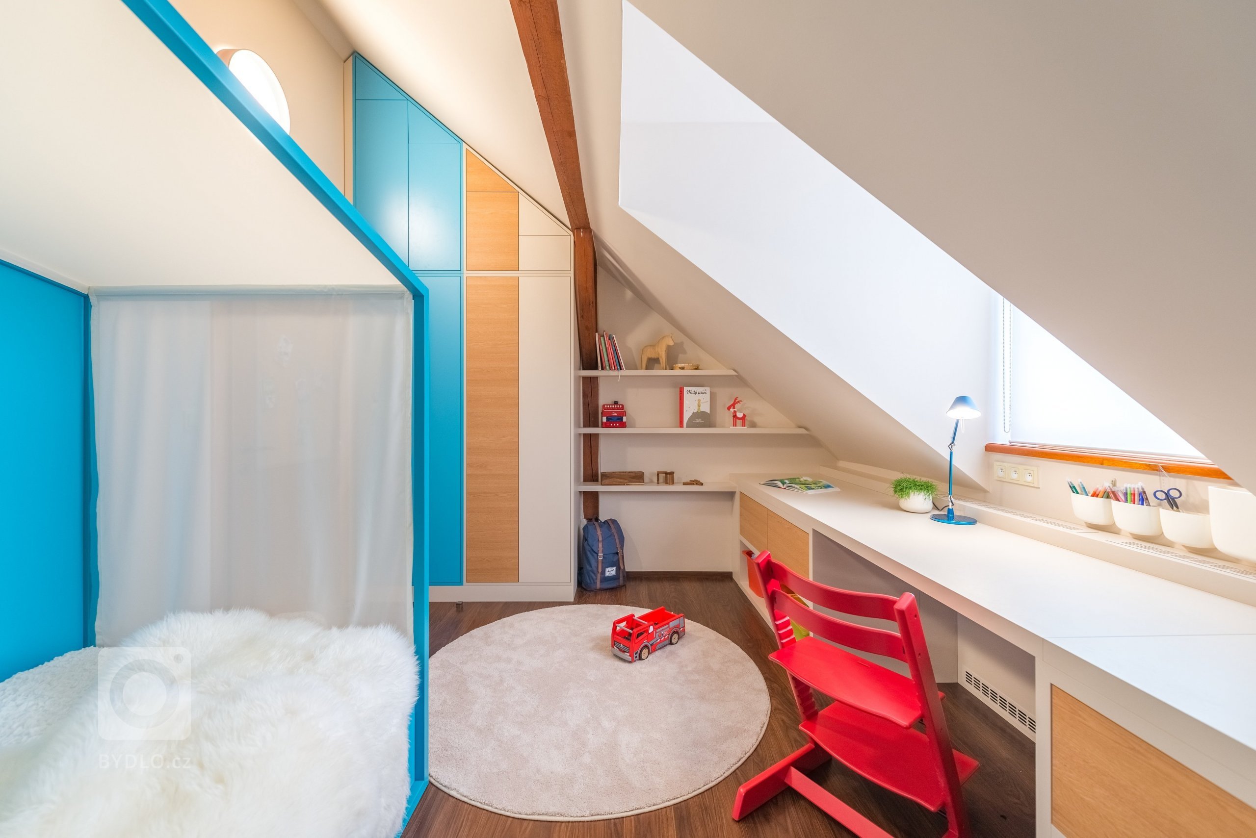 pokoj pro nejmladšího chlapečka - pohled na pracovní stůl s knihovnou a postelí