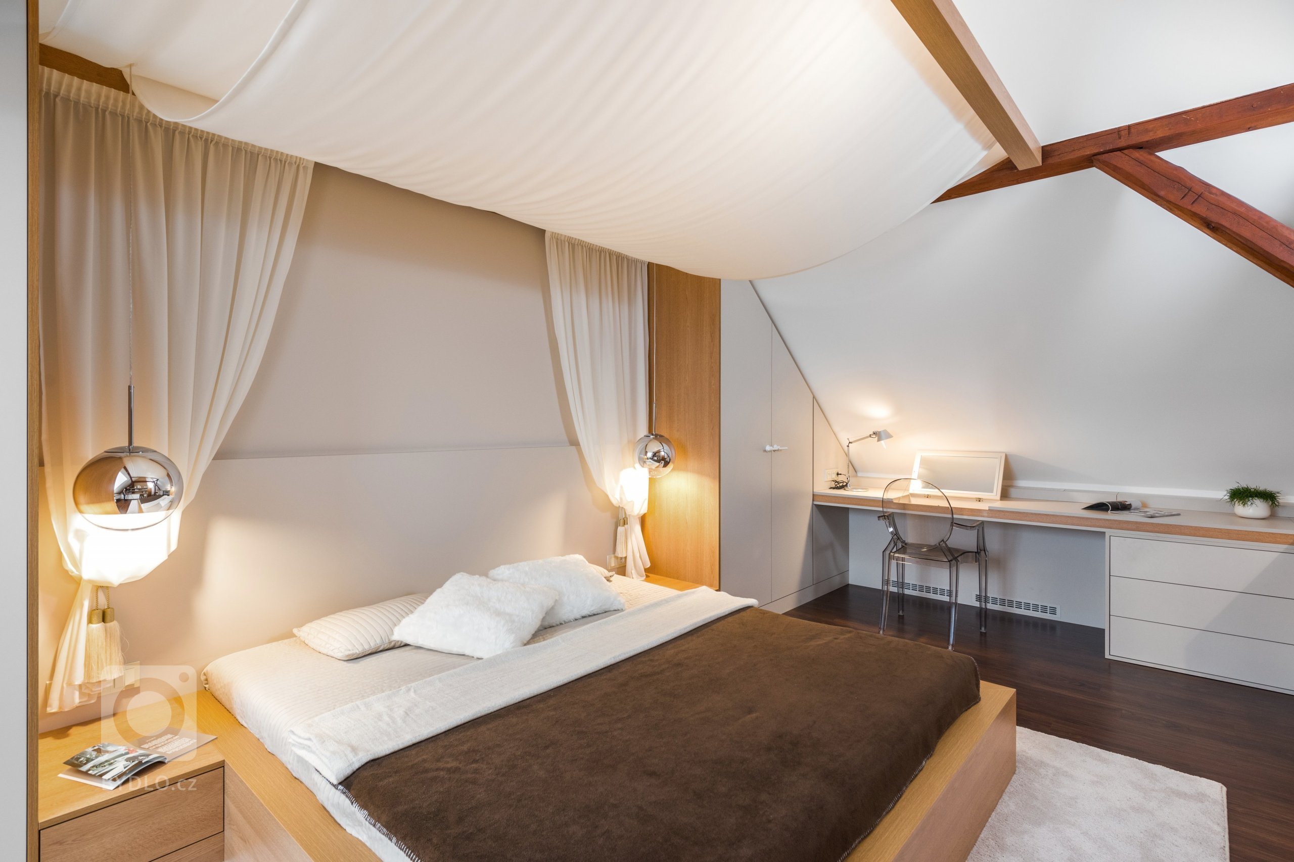 pokoj pro slečnu - pohled na postel a nebesa