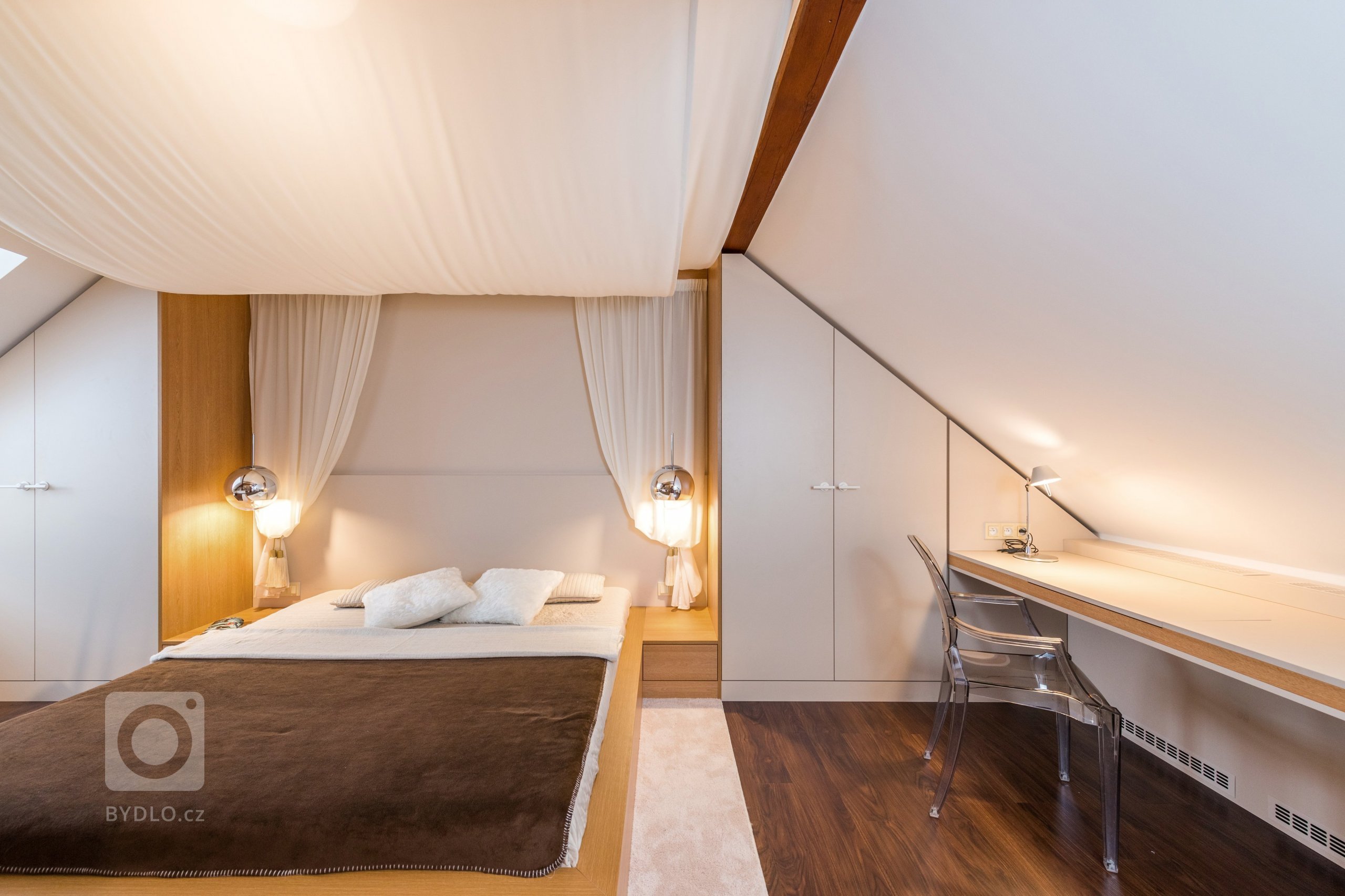 pokoj pro slečnu - pohled postel a kosmetický stolek