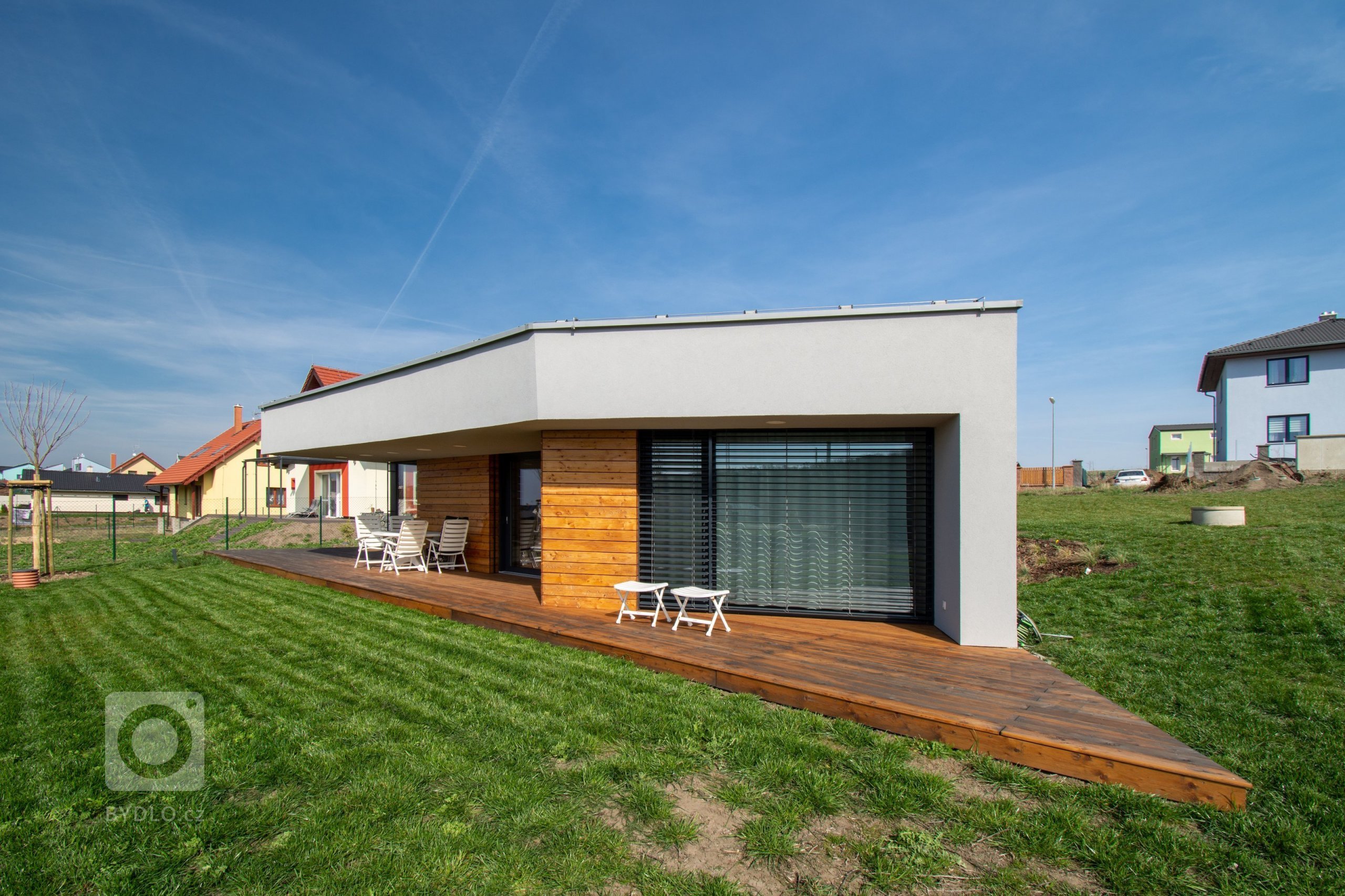 Klienty byla mladá rodina s nízkým rozpočtem a hlavním bodem zadání byl bungalov s výhledem na severozápad na České středohoří. Dům měl reagovat na terén…