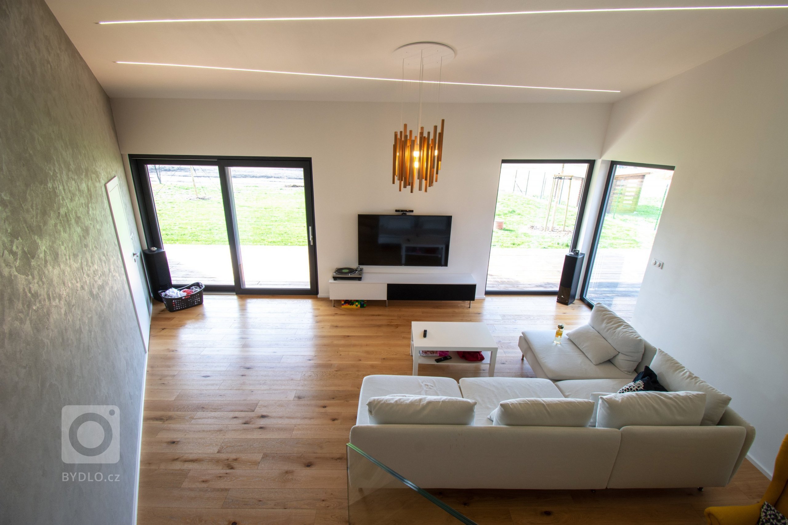 Klienty byla mladá rodina s nízkým rozpočtem a hlavním bodem zadání byl bungalov s výhledem na severozápad na České středohoří. Dům měl reagovat na terén…