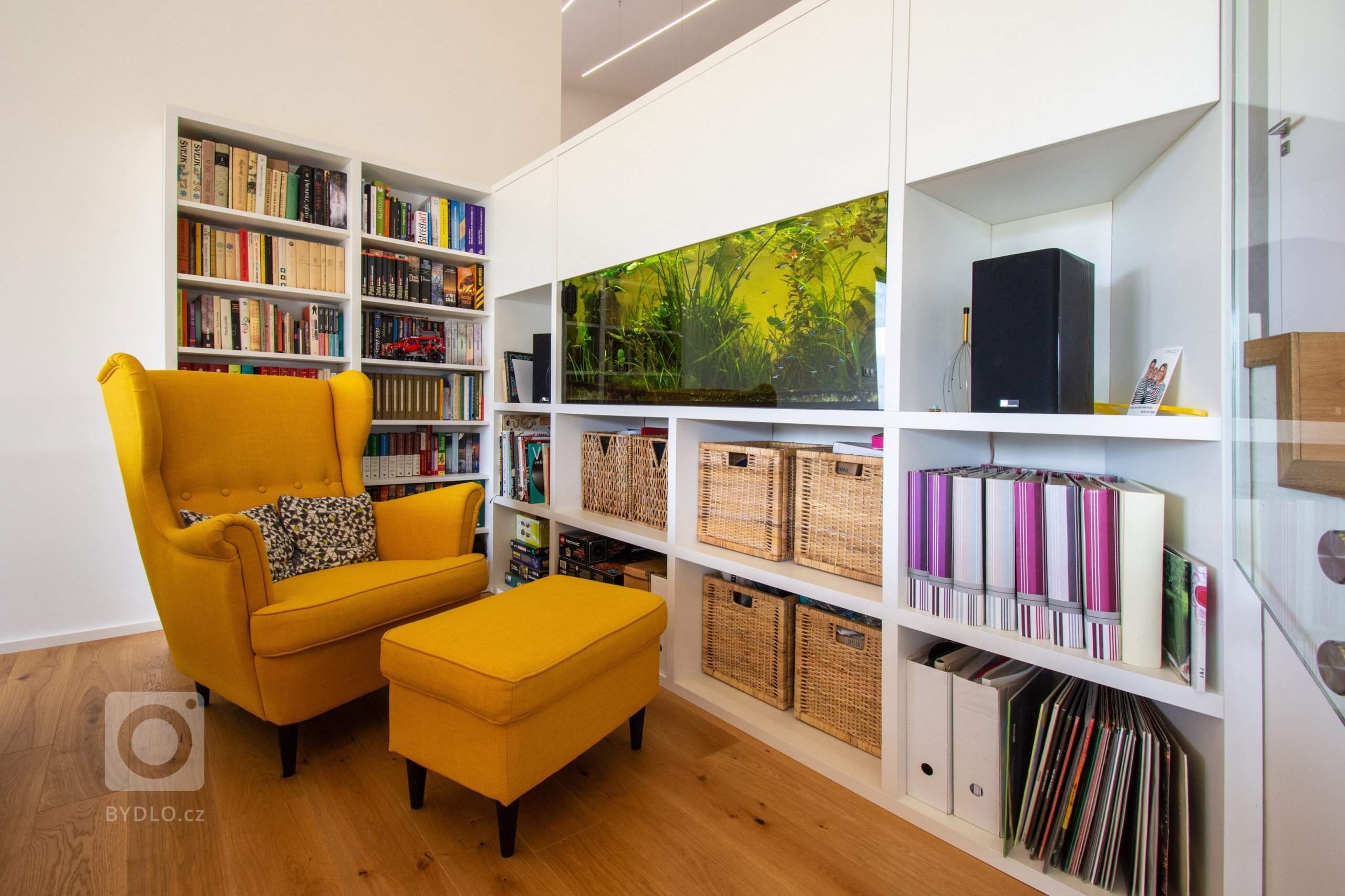 Klienty byla mladá rodina s nízkým rozpočtem a hlavním bodem zadání byl bungalov s výhledem na severozápad na České středohoří. Dům měl reagovat na terén…