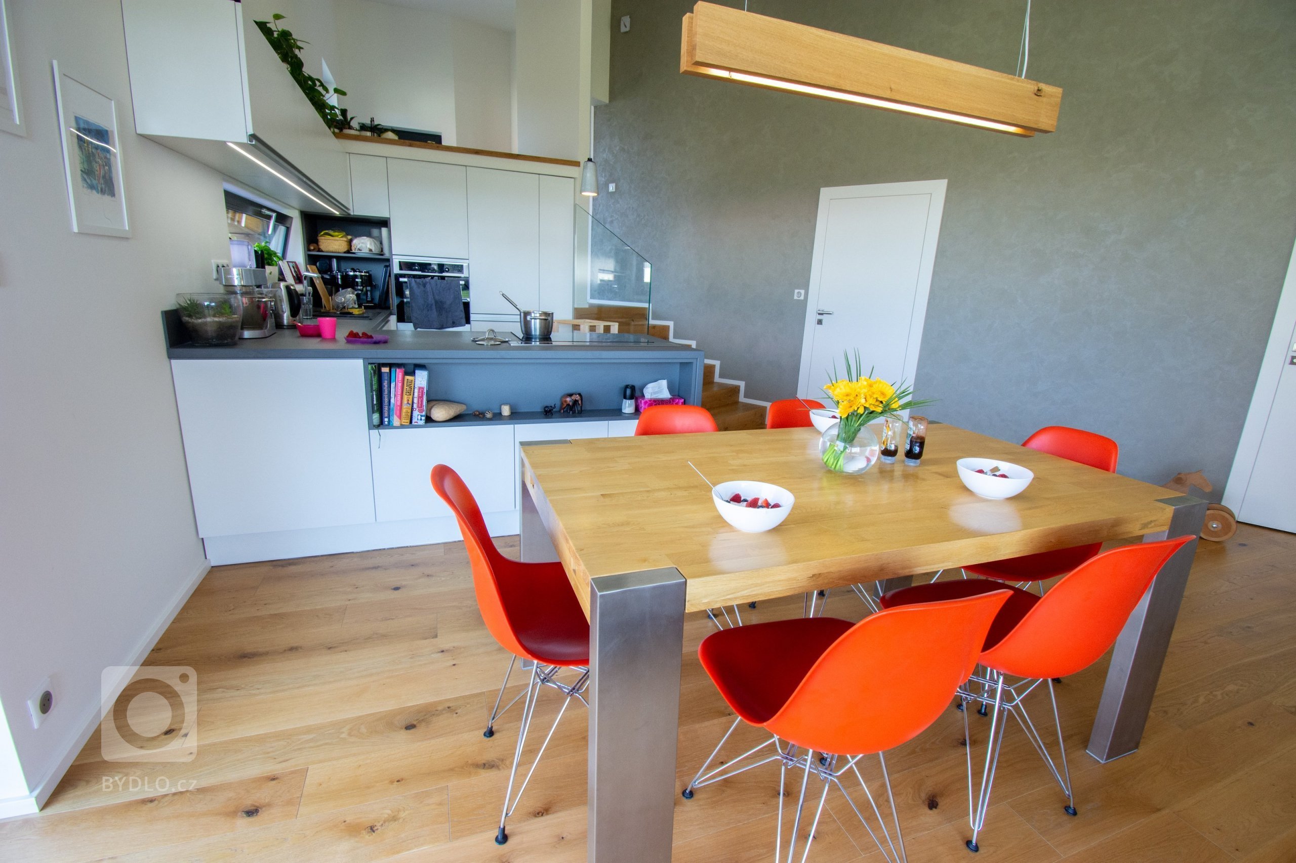 Klienty byla mladá rodina s nízkým rozpočtem a hlavním bodem zadání byl bungalov s výhledem na severozápad na České středohoří. Dům měl reagovat na terén…