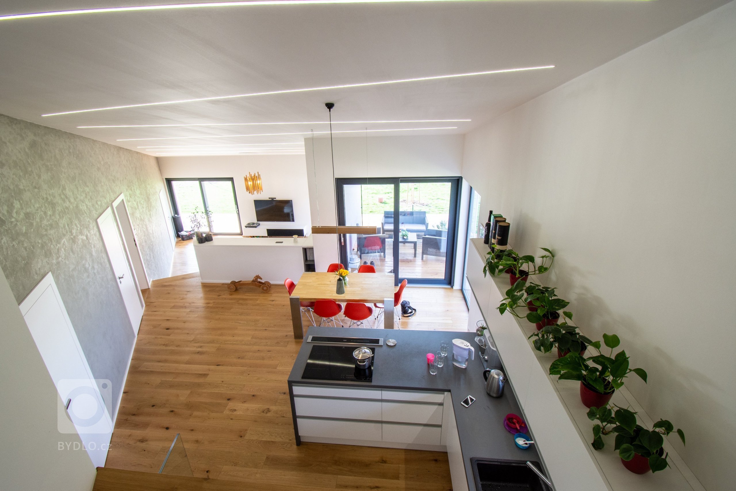 Klienty byla mladá rodina s nízkým rozpočtem a hlavním bodem zadání byl bungalov s výhledem na severozápad na České středohoří. Dům měl reagovat na terén…