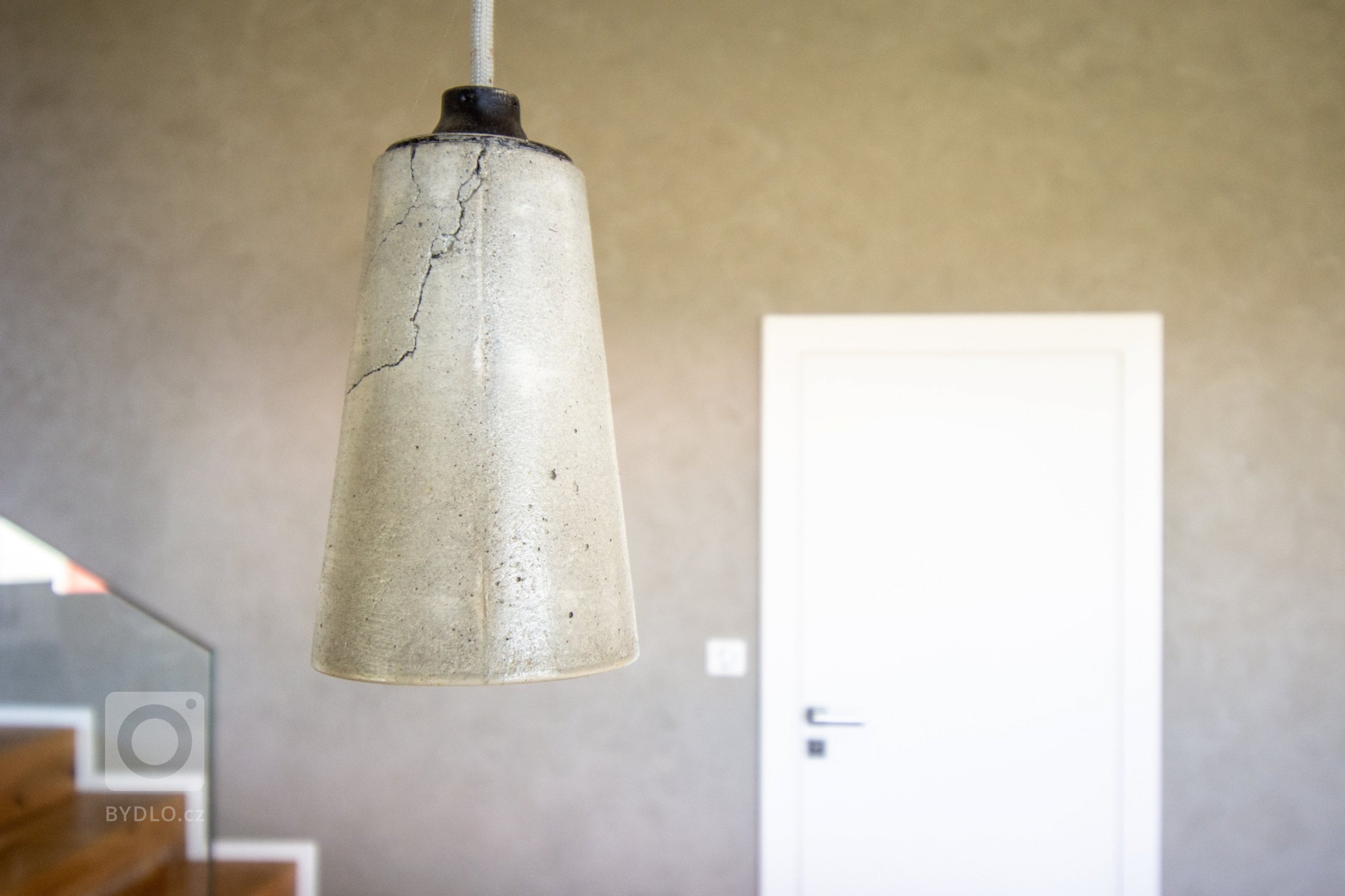 Klienty byla mladá rodina s nízkým rozpočtem a hlavním bodem zadání byl bungalov s výhledem na severozápad na České středohoří. Dům měl reagovat na terén…