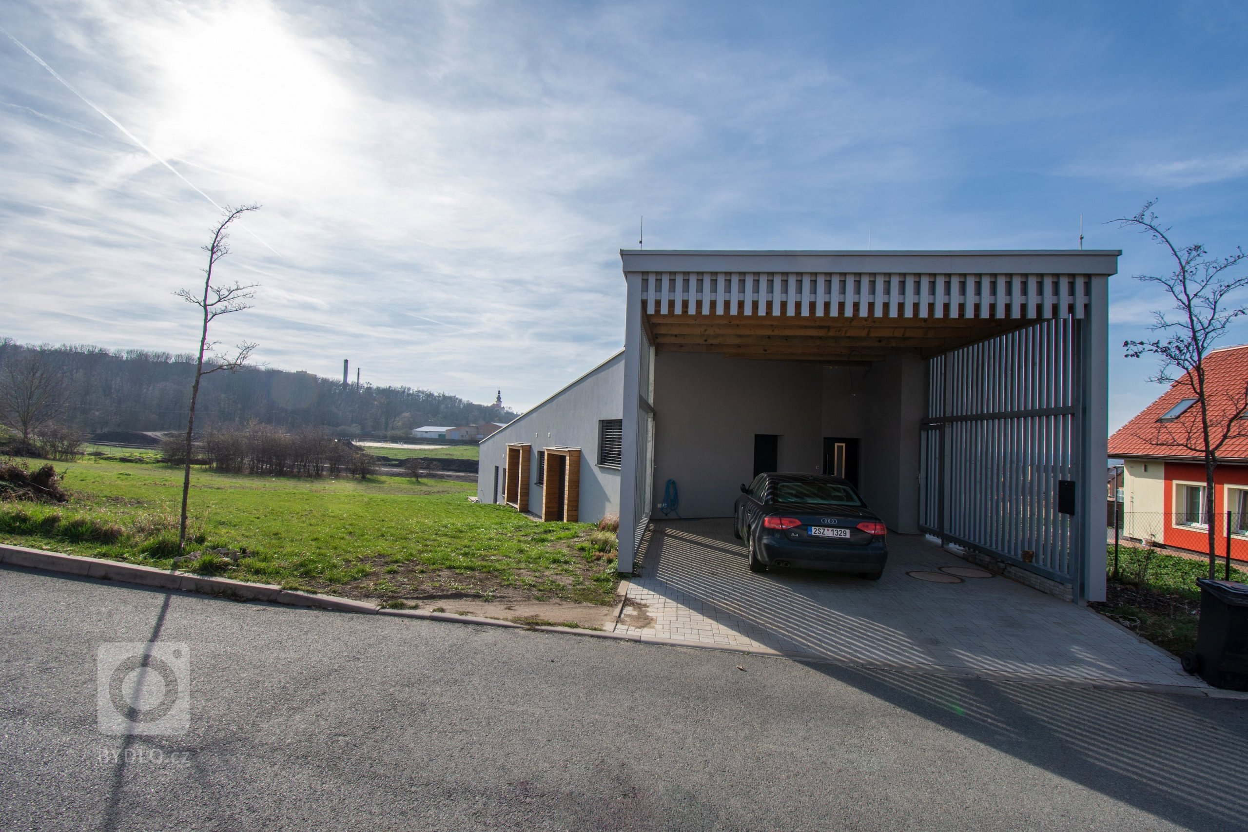 Klienty byla mladá rodina s nízkým rozpočtem a hlavním bodem zadání byl bungalov s výhledem na severozápad na České středohoří. Dům měl reagovat na terén…