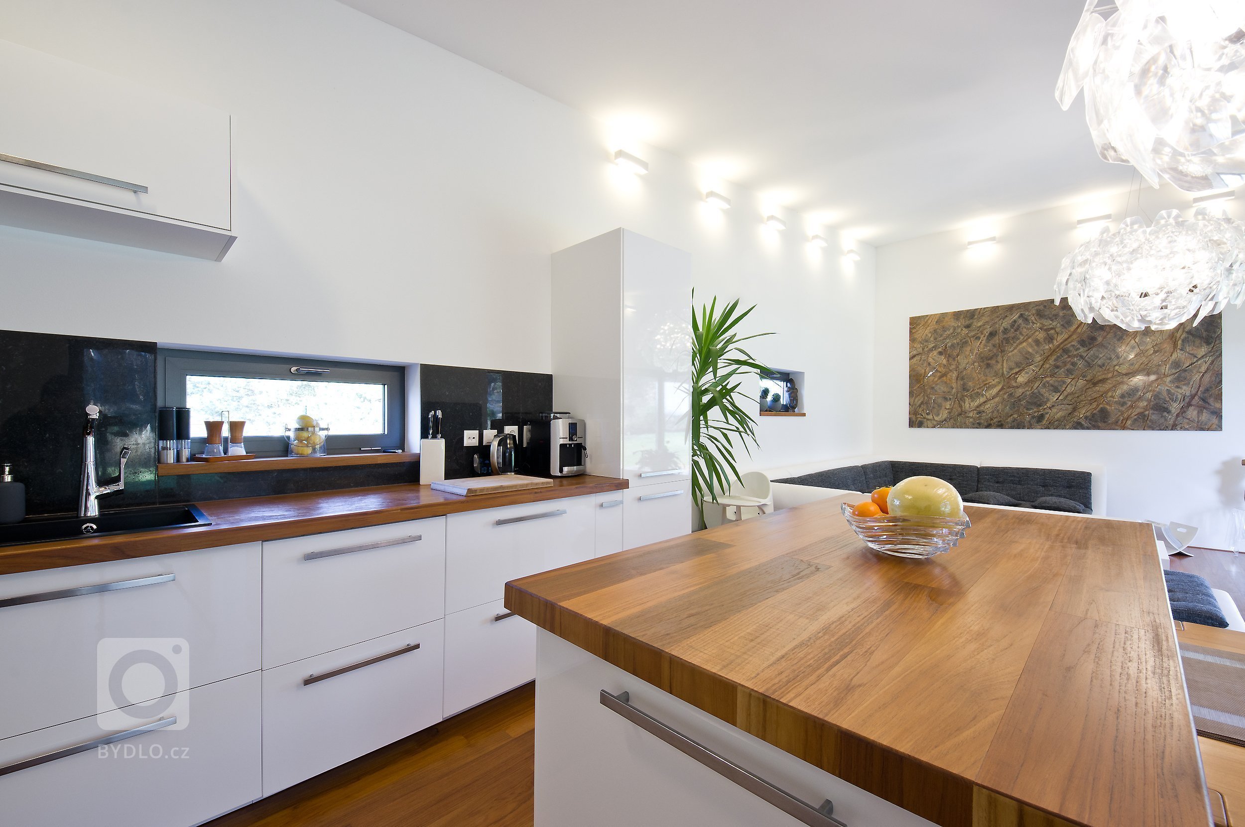 Pozemek pro tento dům můžeme najít v&nbsp;řídce zastavěné periferní části města. Na jedné straně parcely se nachází borovicový les, který dodává atmosféru…