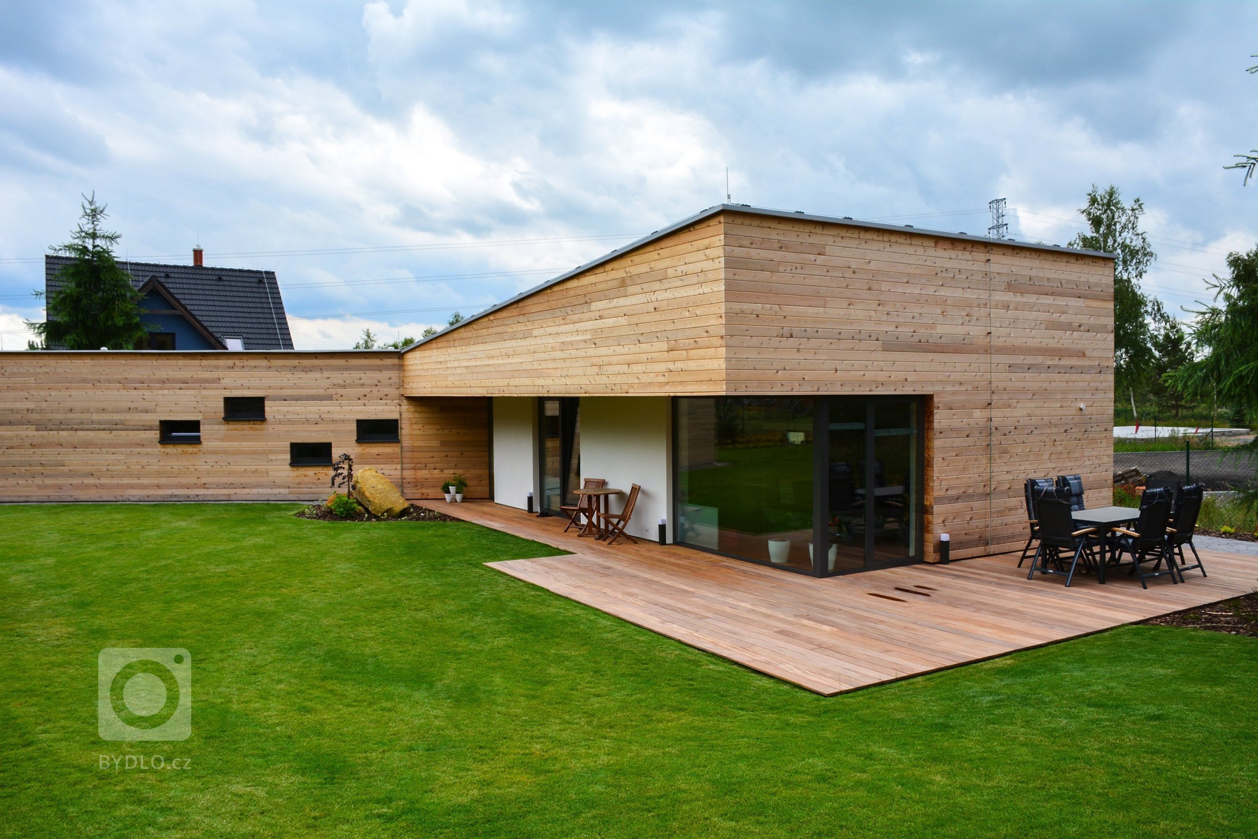 Pozemek pro tento dům můžeme najít v&nbsp;řídce zastavěné periferní části města. Na jedné straně parcely se nachází borovicový les, který dodává atmosféru…