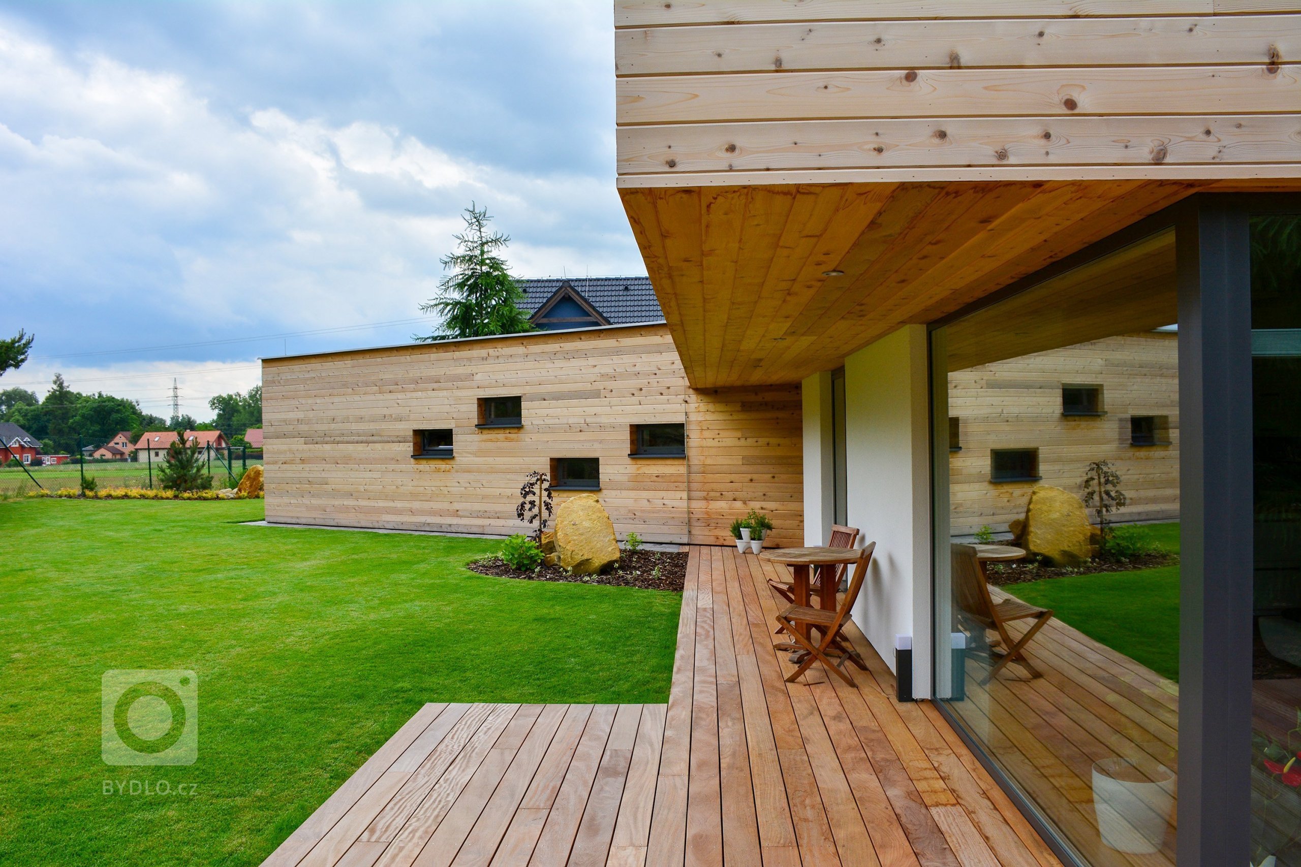 Pozemek pro tento dům můžeme najít v&nbsp;řídce zastavěné periferní části města. Na jedné straně parcely se nachází borovicový les, který dodává atmosféru…