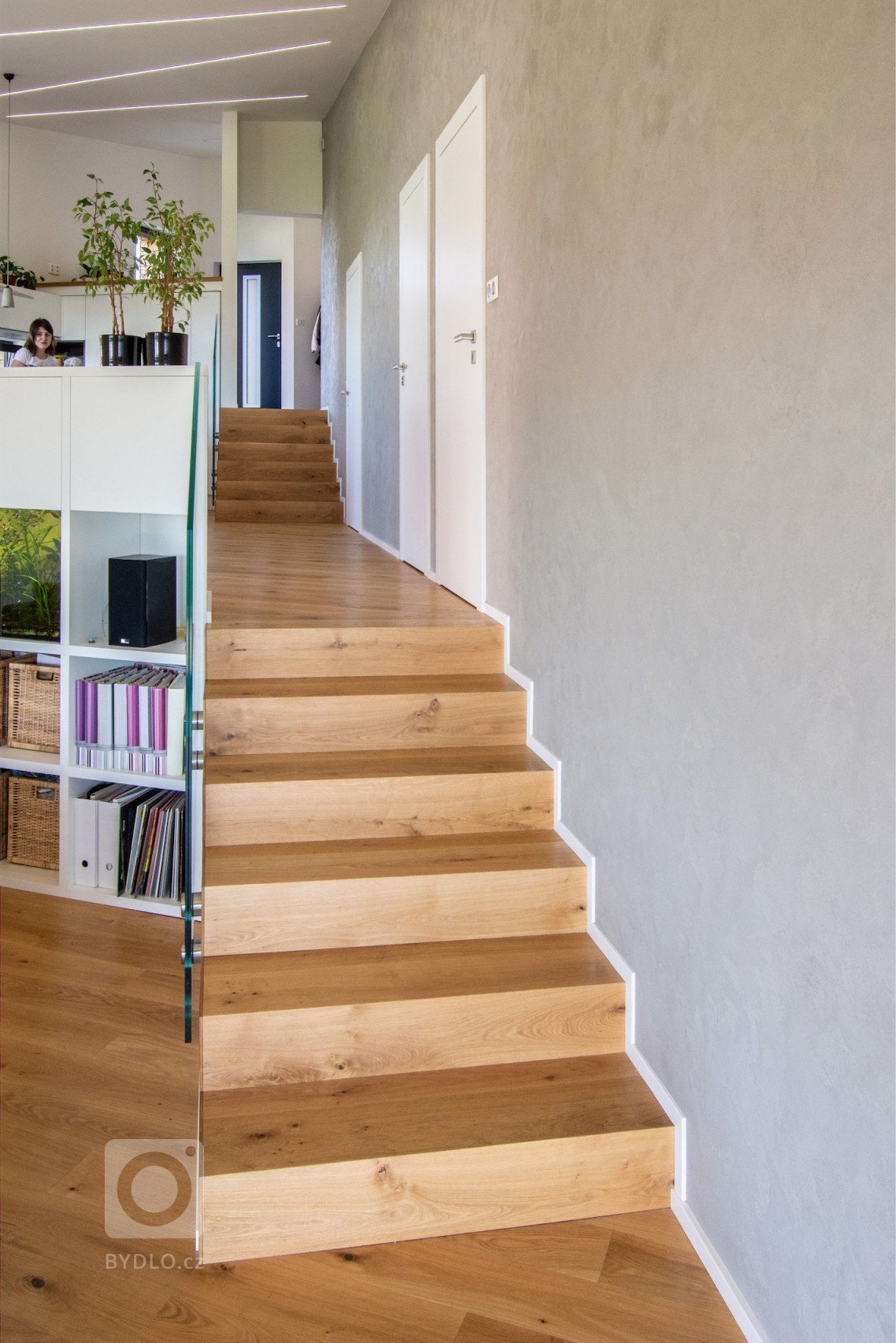 Klienty byla mladá rodina s nízkým rozpočtem a hlavním bodem zadání byl bungalov s výhledem na severozápad na České středohoří. Dům měl reagovat na terén…