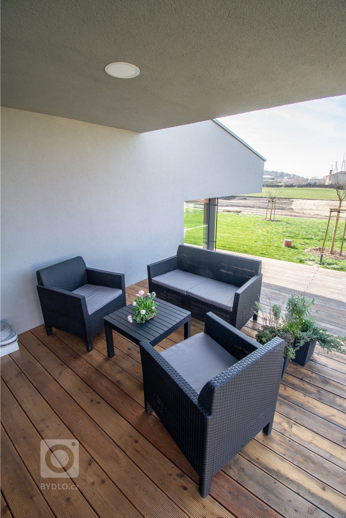 Klienty byla mladá rodina s nízkým rozpočtem a hlavním bodem zadání byl bungalov s výhledem na severozápad na České středohoří. Dům měl reagovat na terén…