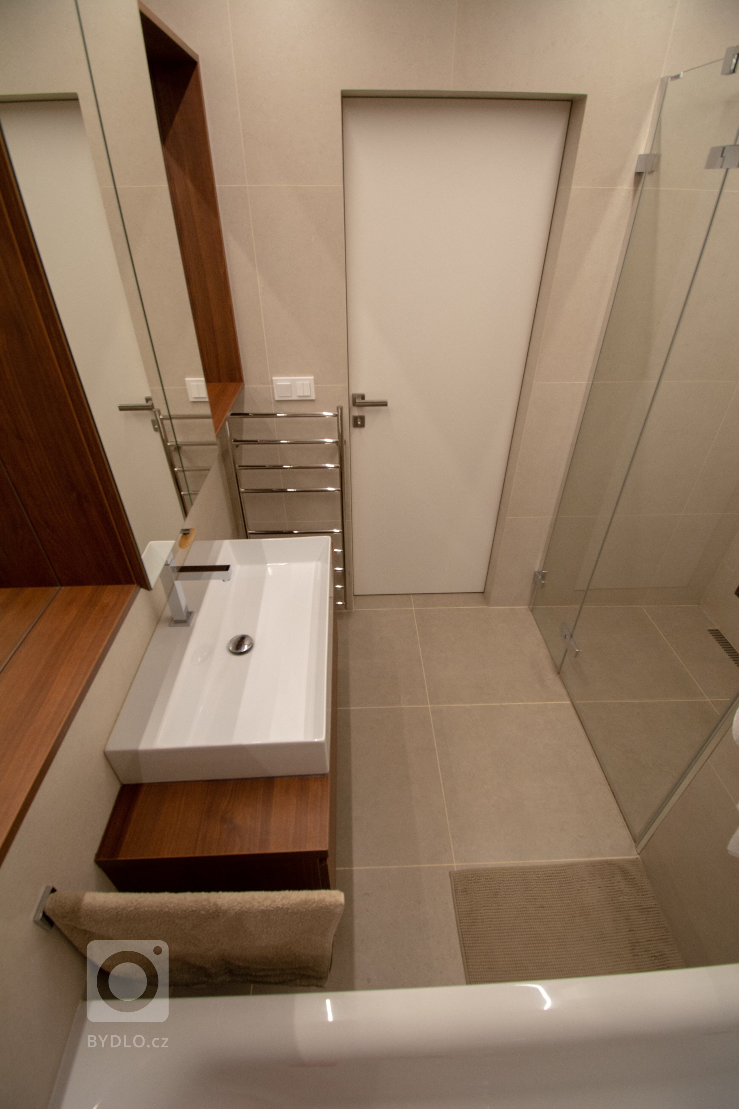 Byt je ve staré blokové zástavbě v Holešovicích. Velká výhoda bytu spočívá v jeho nosném systému kdy Jediný nosný prvek v celé dispozici&nbsp;je sloup zhruba…