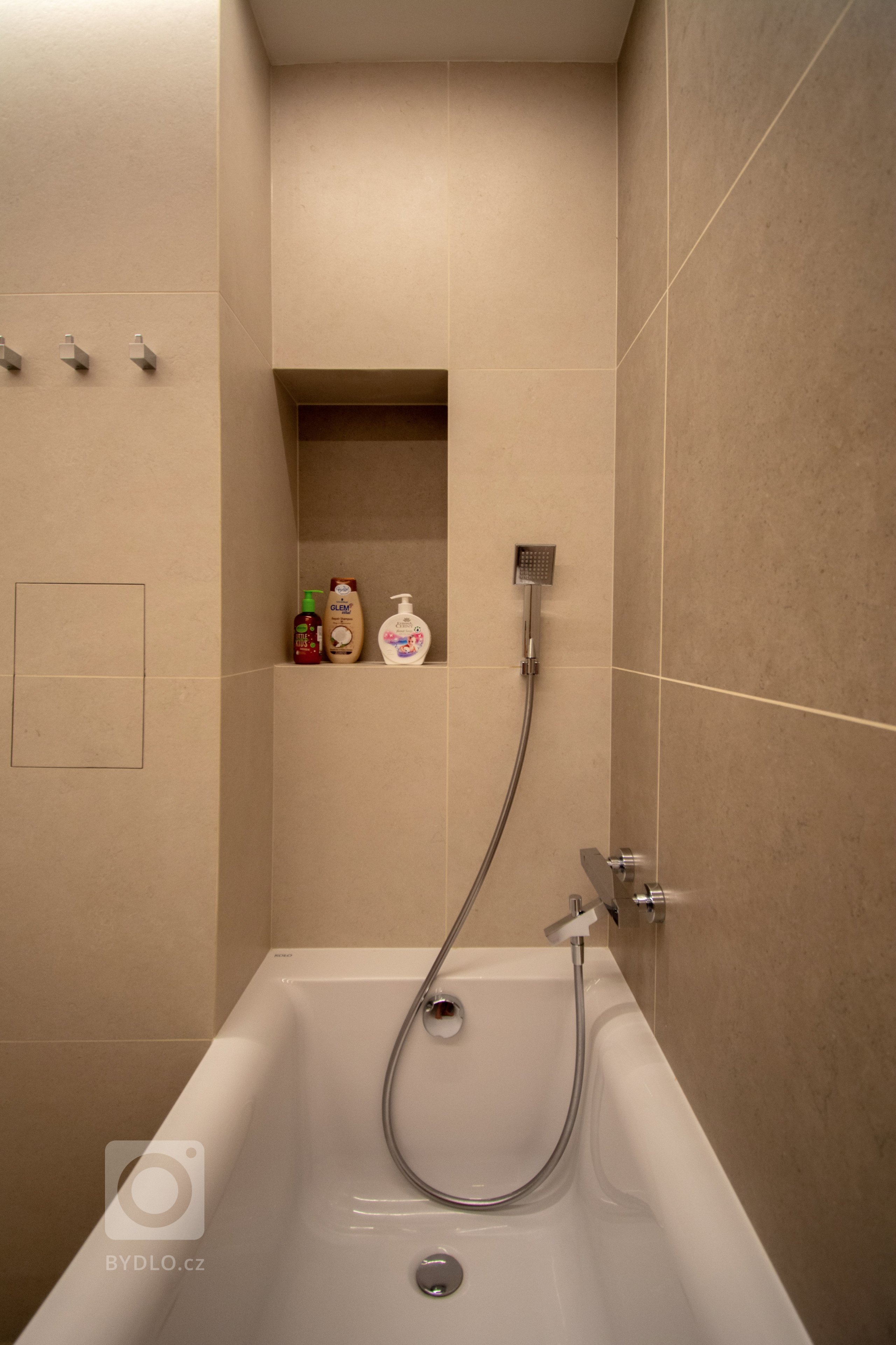 Byt je ve staré blokové zástavbě v Holešovicích. Velká výhoda bytu spočívá v jeho nosném systému kdy Jediný nosný prvek v celé dispozici&nbsp;je sloup zhruba…