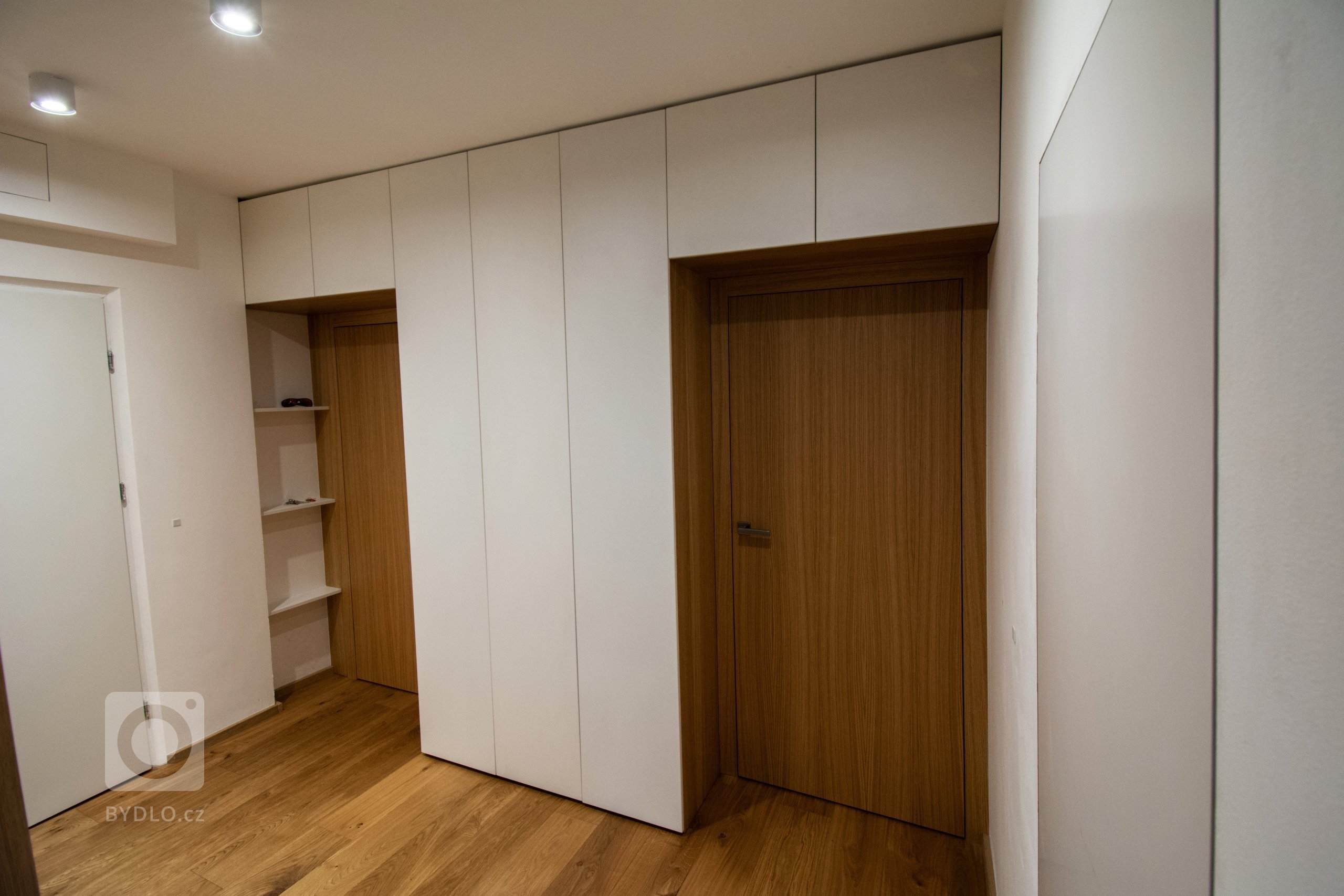 Byt je ve staré blokové zástavbě v Holešovicích. Velká výhoda bytu spočívá v jeho nosném systému kdy Jediný nosný prvek v celé dispozici&nbsp;je sloup zhruba…