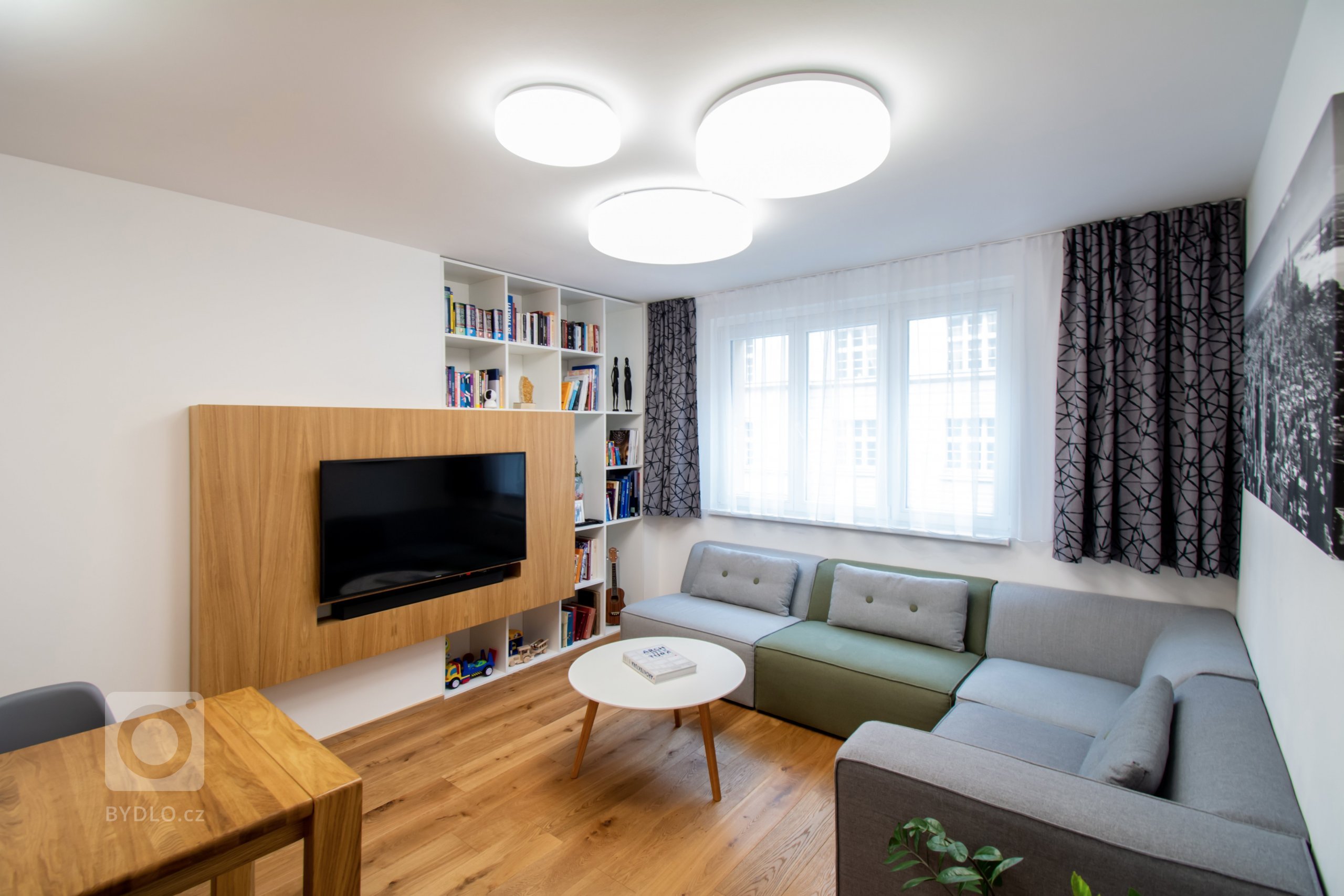 Byt je ve staré blokové zástavbě v Holešovicích. Velká výhoda bytu spočívá v jeho nosném systému kdy Jediný nosný prvek v celé dispozici&nbsp;je sloup zhruba…