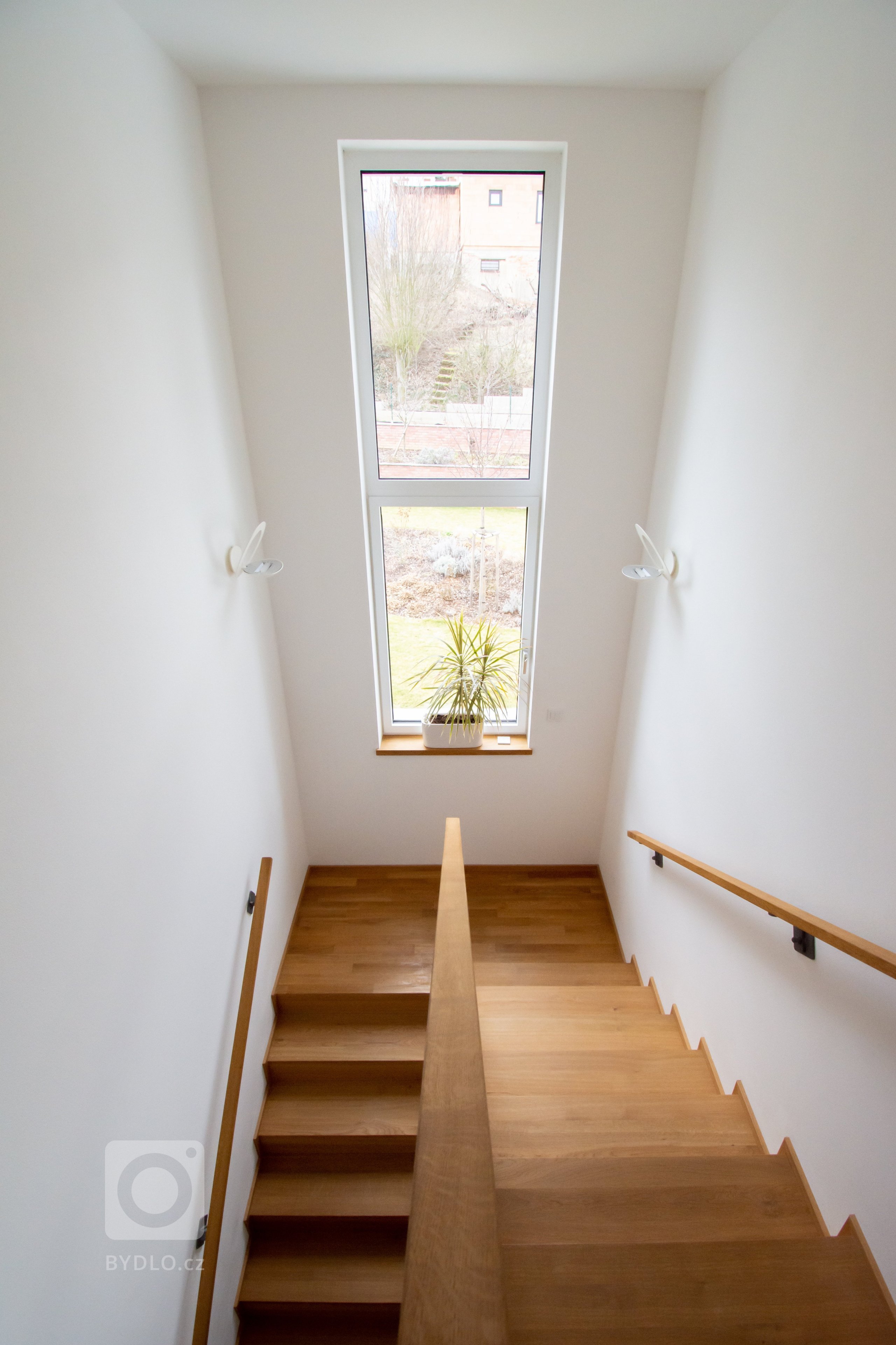 Dům je postaven na okraji zastavěného území sousedícím s&nbsp;údolím Divoké Šárky. Je konečným domem v&nbsp;řadové zástavbě táhnoucí se jednostranně podél celé…